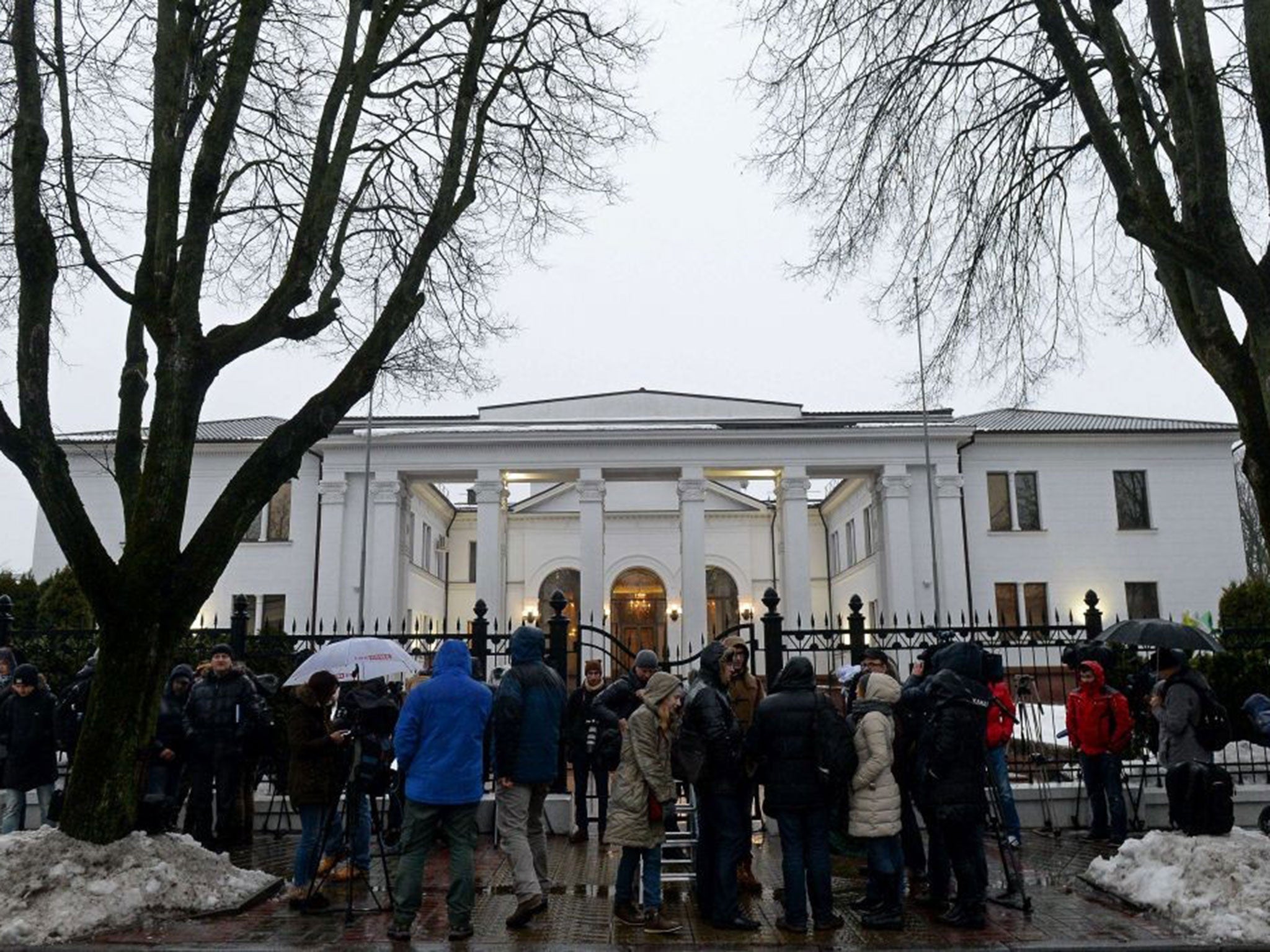 Media wait on January 31, 2015 outside the presidential residence in Minsk during talks aimed at ending the fighting in eastern Ukraine.