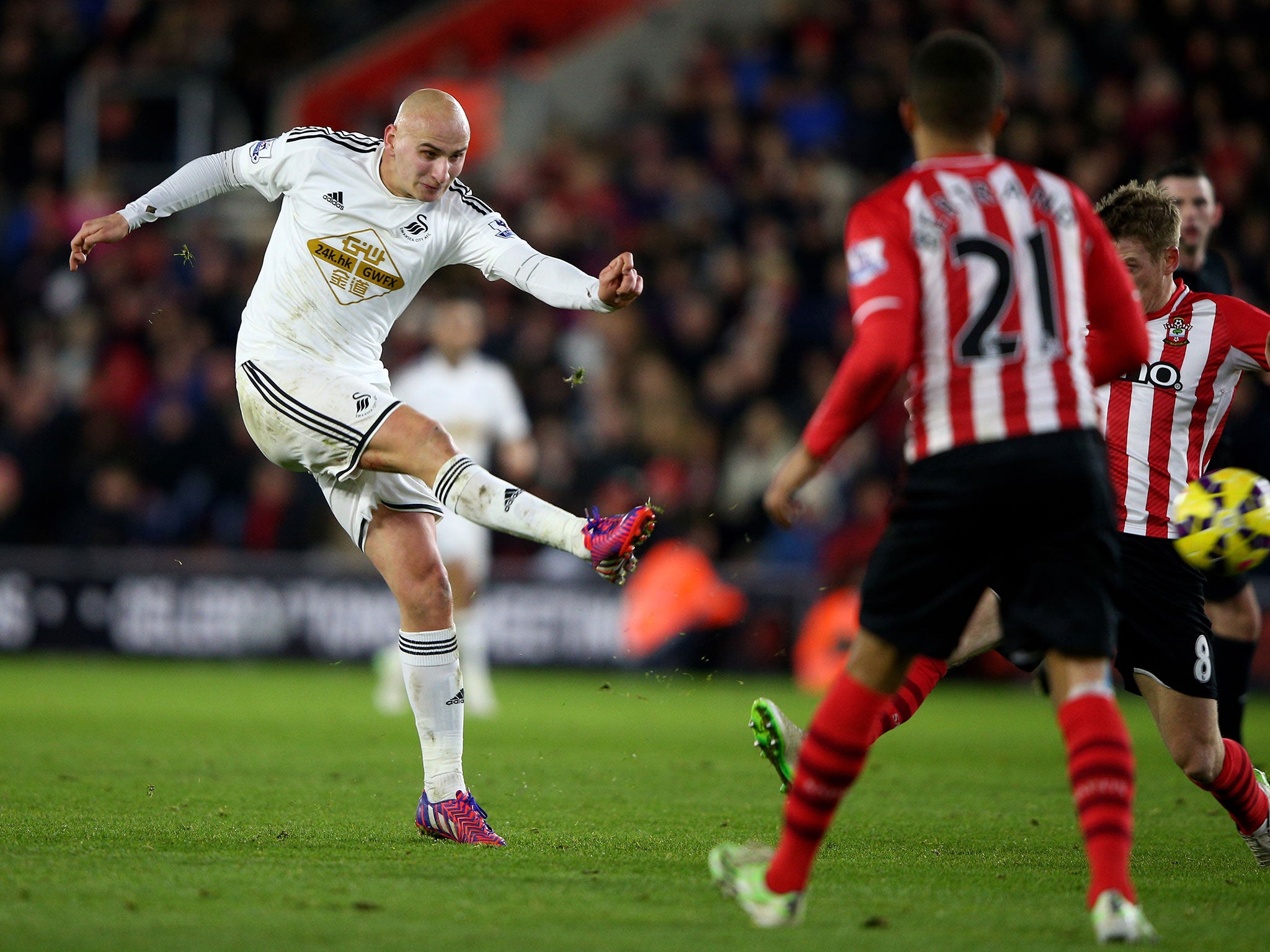 Jonjo Shelvey scores the dramatic late goal