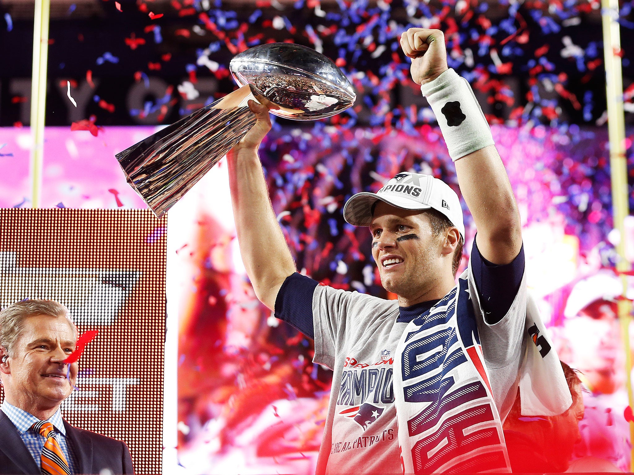 Tom Brady lifts the Super Bowl trophy