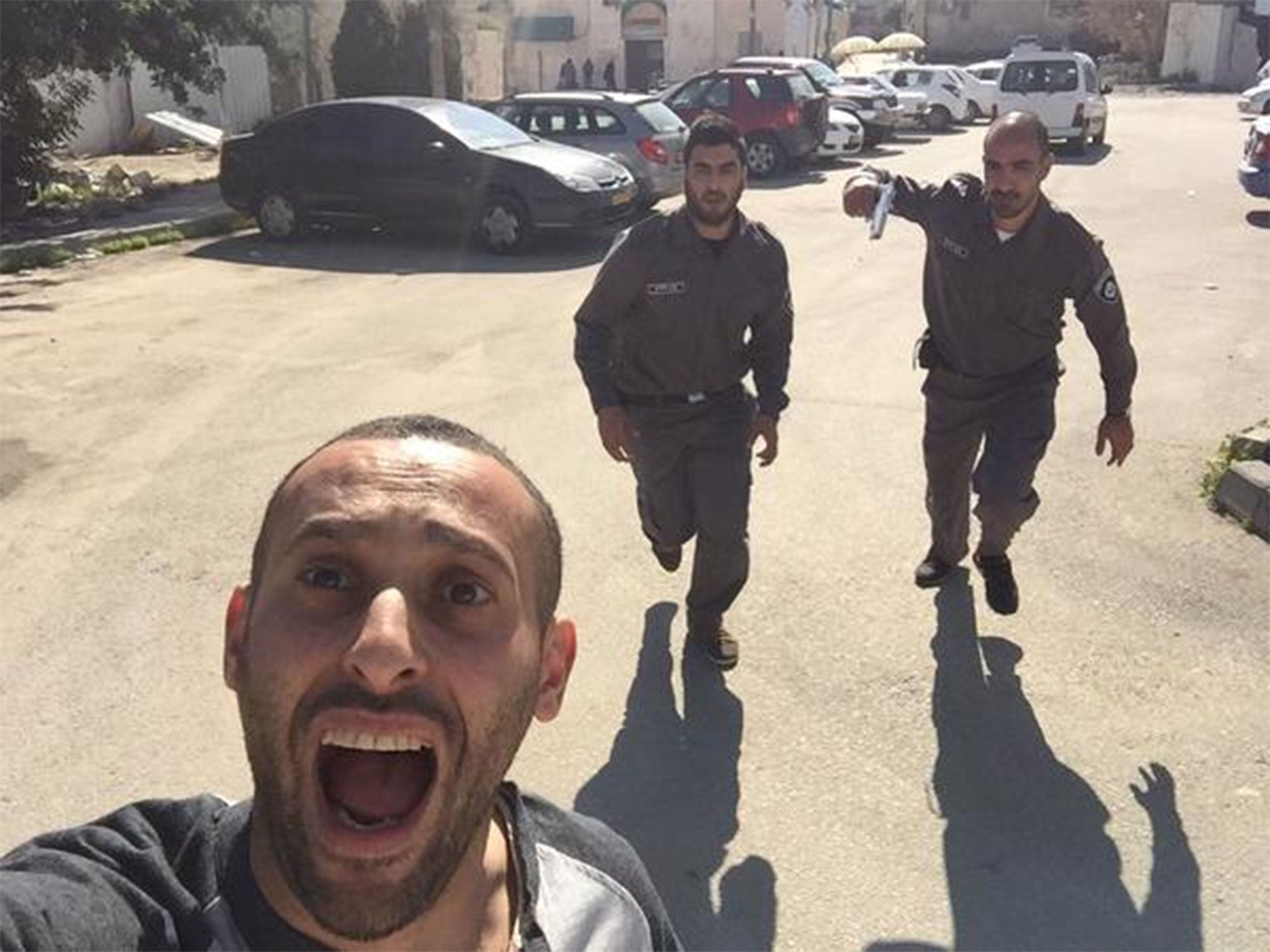 There's more to this image of a man 'taking a selfie while fleeing the Israeli military' than meets the eye