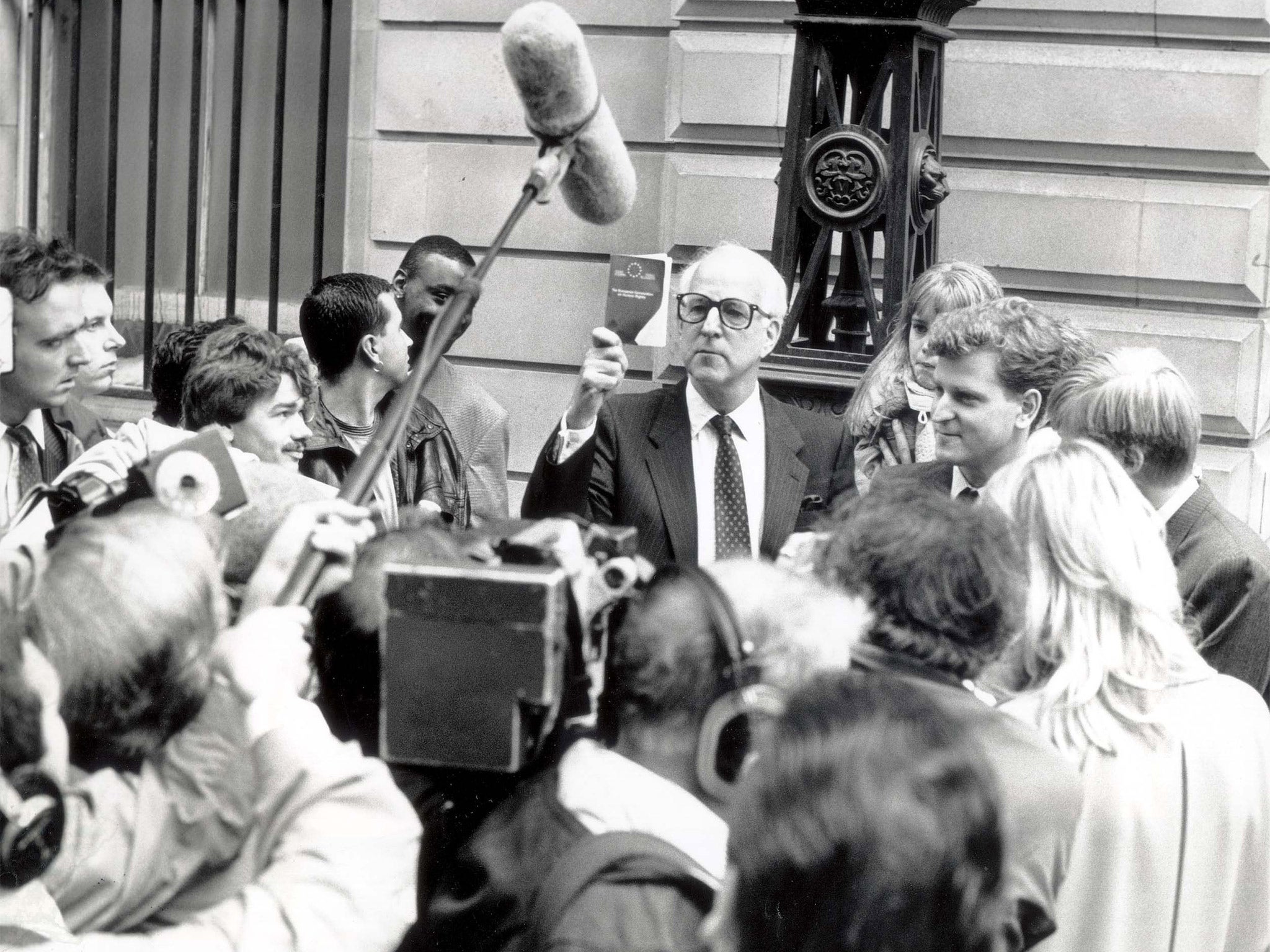 Ernest Saunders remonstrating outside court after a remand hearing in 1988