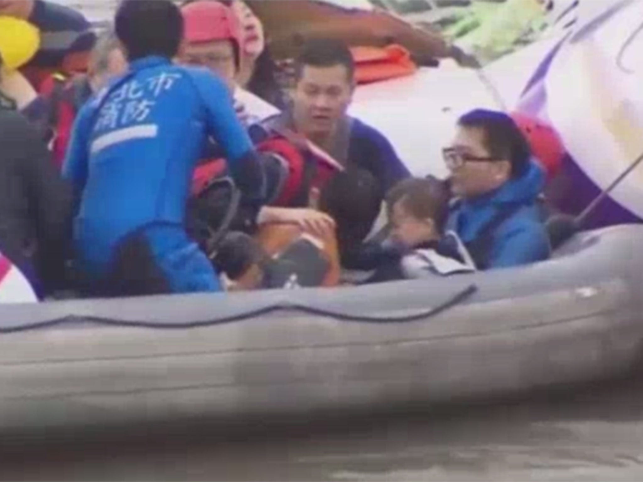 Video from TVBS shows the moment a baby was miraculously pulled from the wreckage of TransAsia 235, which crashed in Taipei.