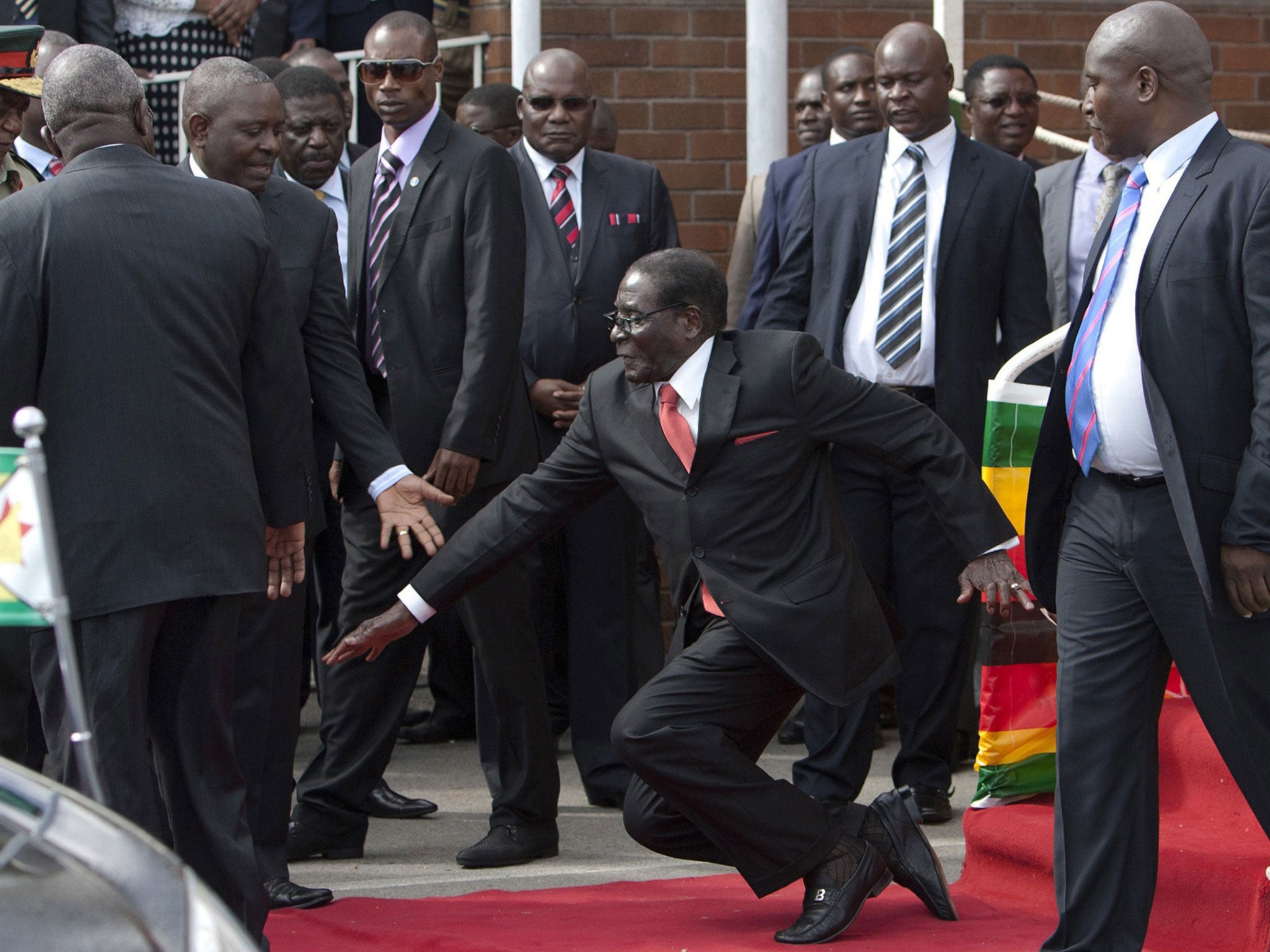 Robert Mugabe falls down stairs, tries to get 