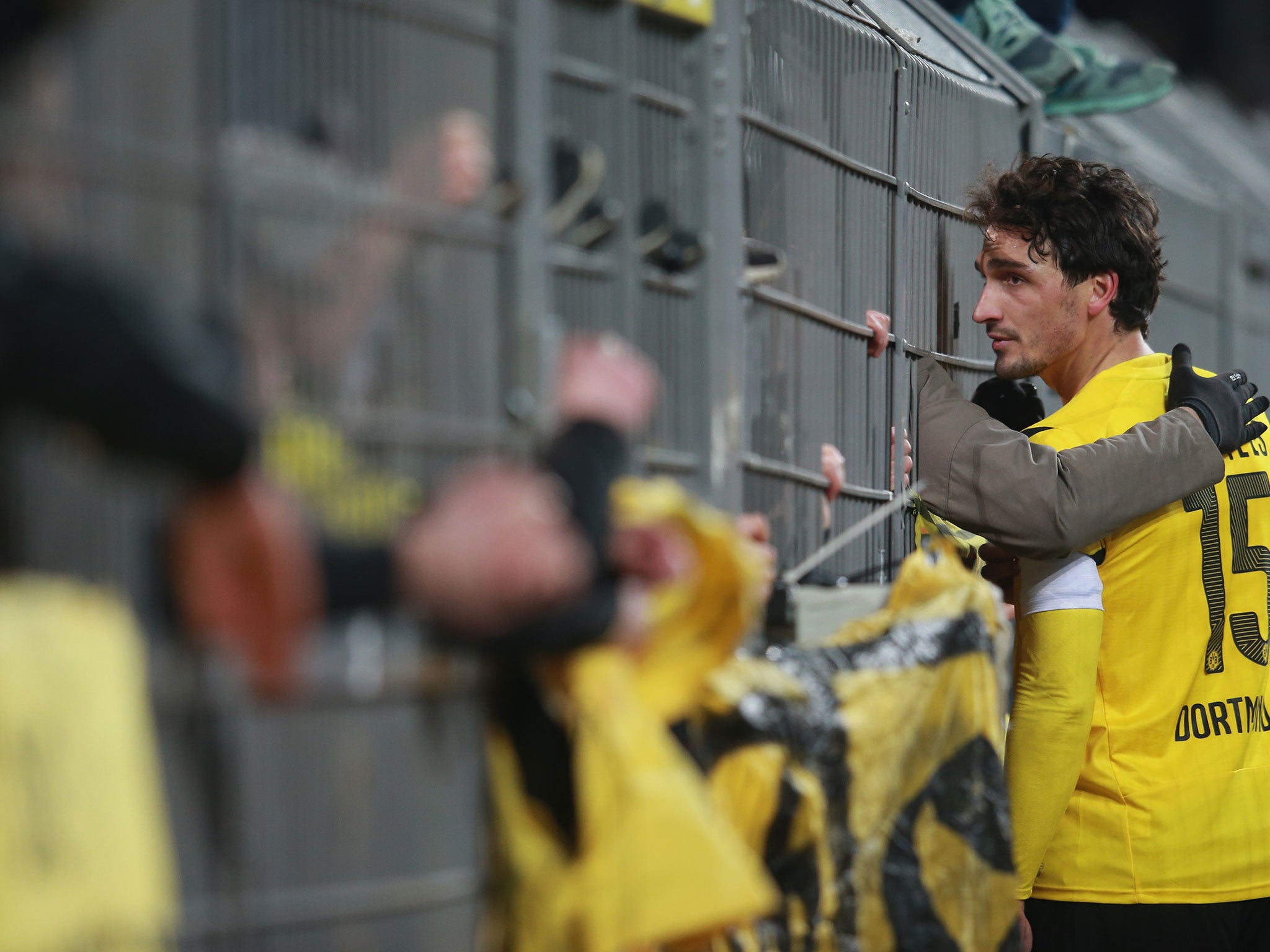 Mats Hummels converses with Dortmund fans