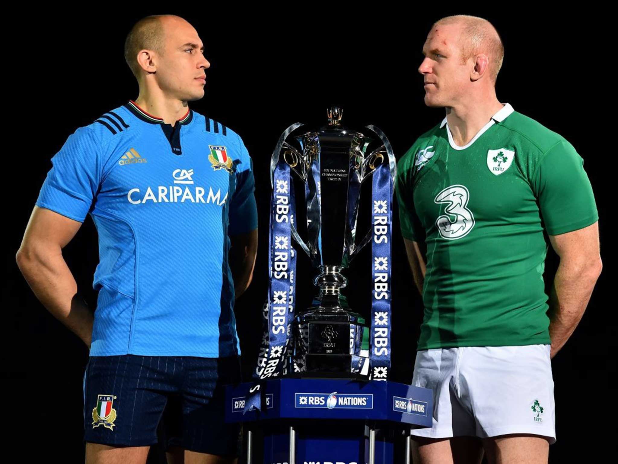 The Italy captain Sergio Parisse (left) and his Ireland counterpart, Paul O’Connell, with the Six Nations trophy