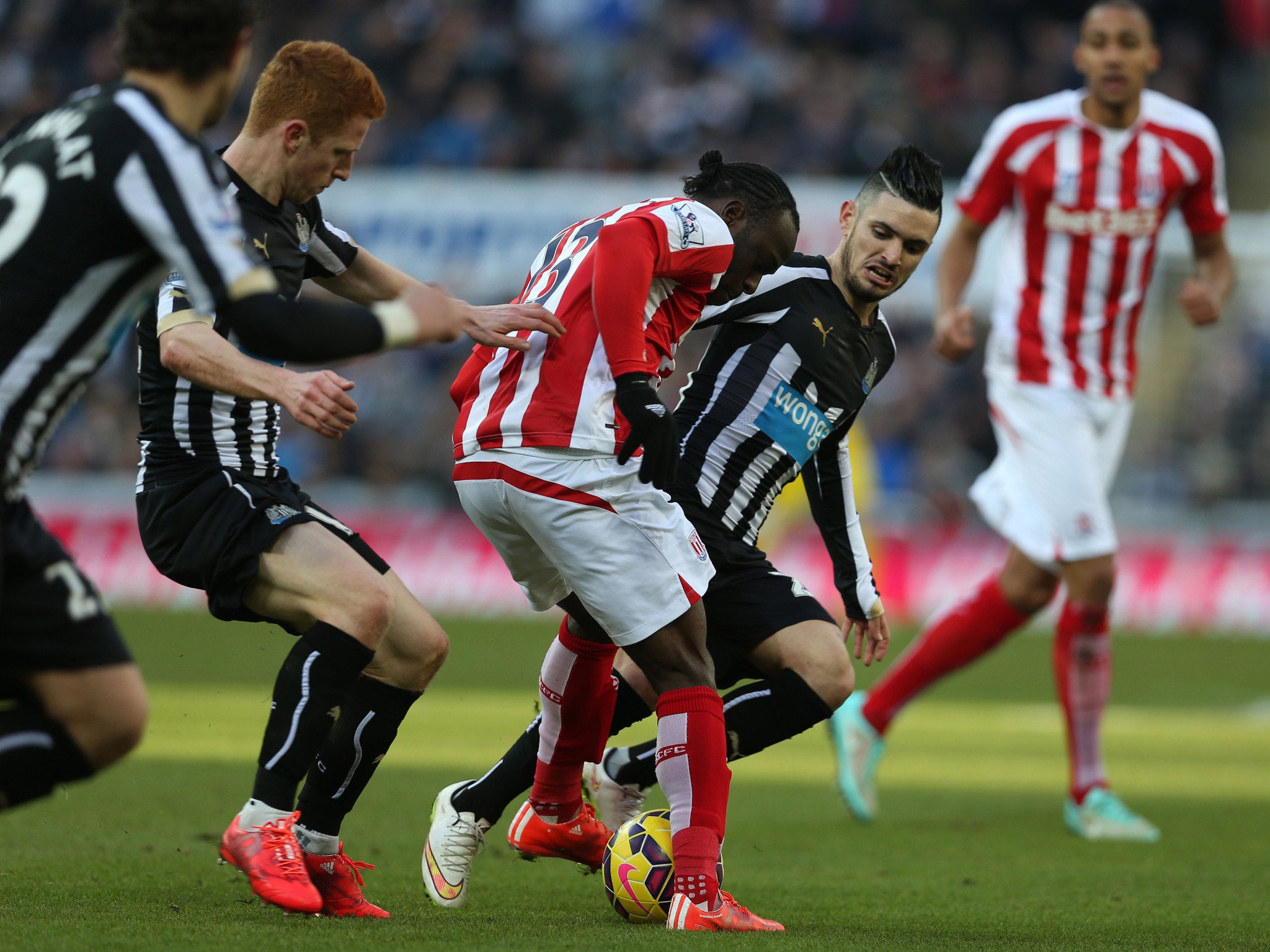 Jack Colback, on a yellow card, fouls Victor Moses