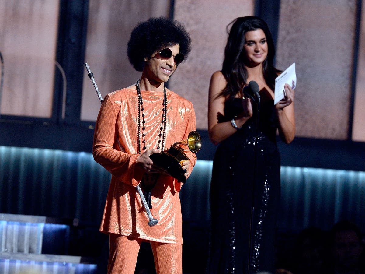 Grammys 2015: Prince wears all-orange outfit, appears like late Indian ...