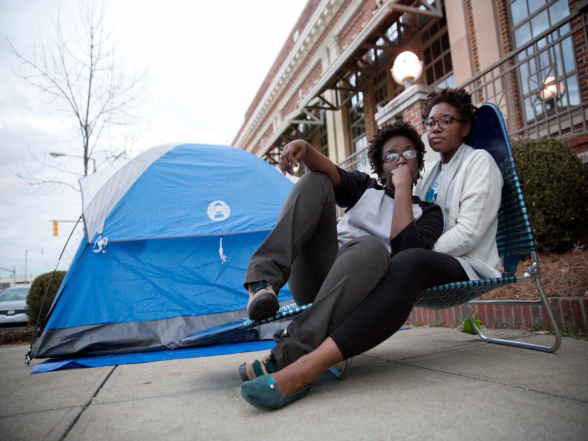 Shanté Wolfe, l, and Tori Sisson, sit near the Montgomery County Courthouse