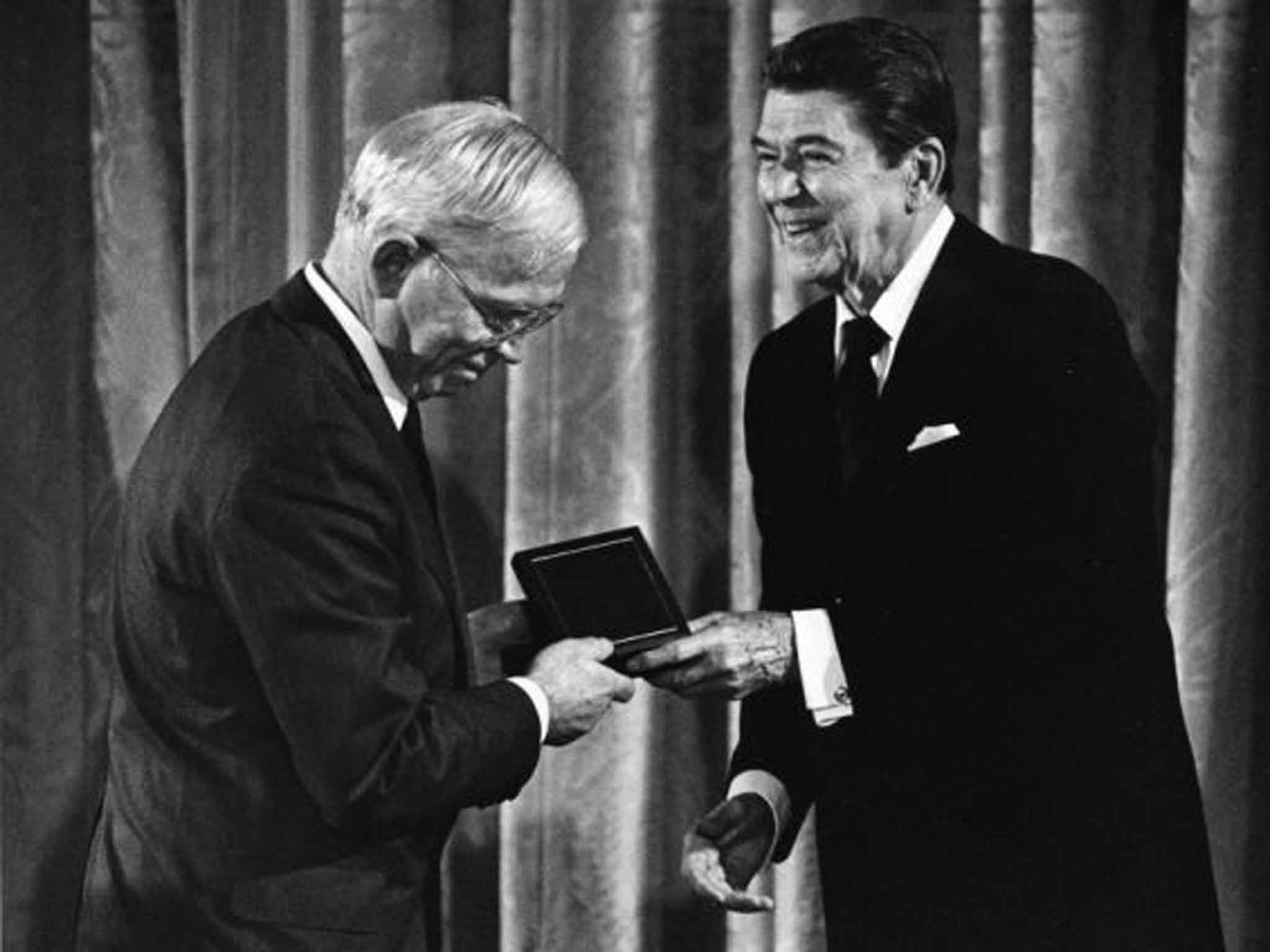 Mountcastle receives the US National Medal of Science from President Reagan in 1986