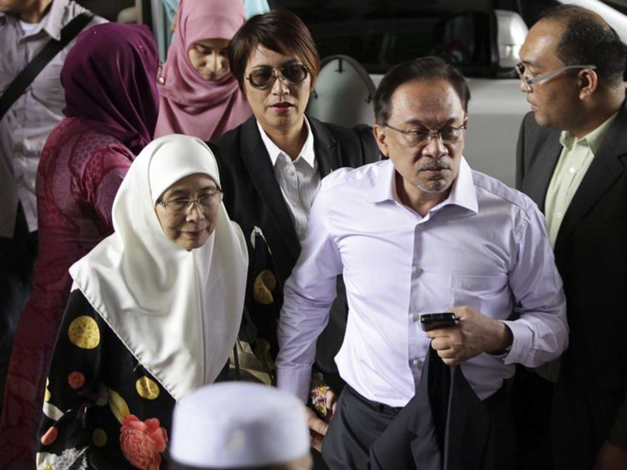 Anwar Ibrahim arrives at court with his wife