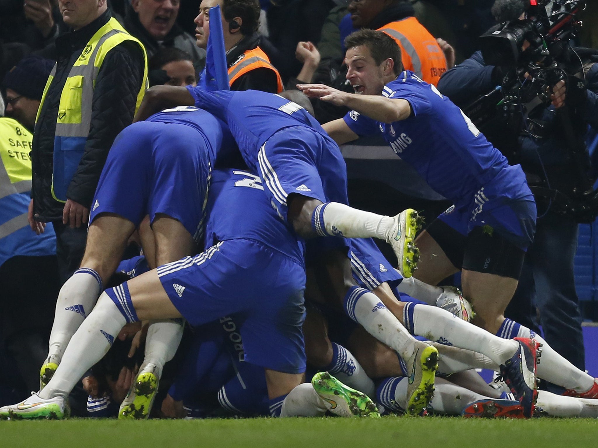 Chelsea players celebrate Willian's winner