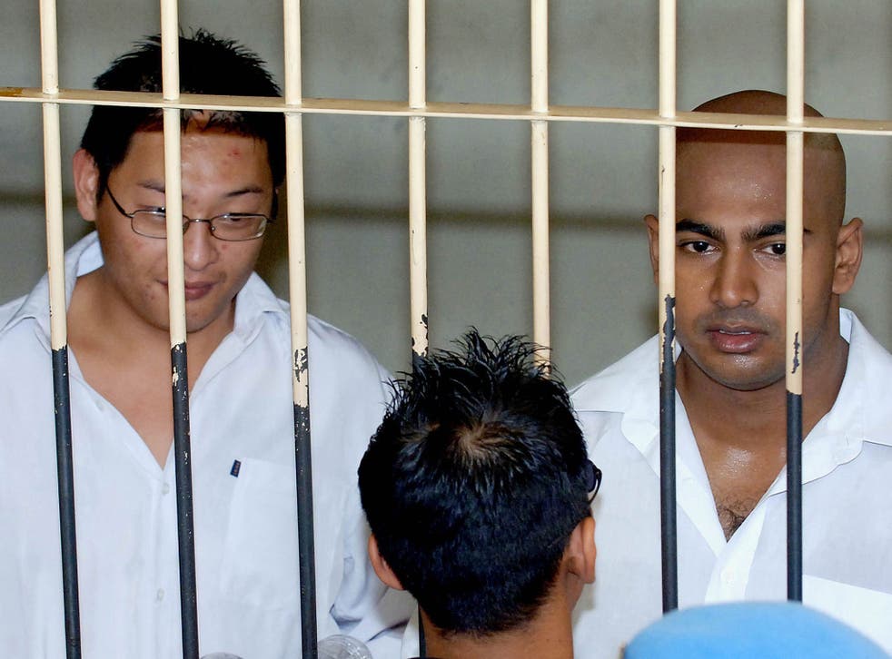 Two Australian drug traffickers Andrew Chan (L) and Myuran Sukumaran (R) the ringleaders of the "Bali Nine" drug ring, are seen in a holding cell while awaiting court trial in Denpasar, on Bali island 