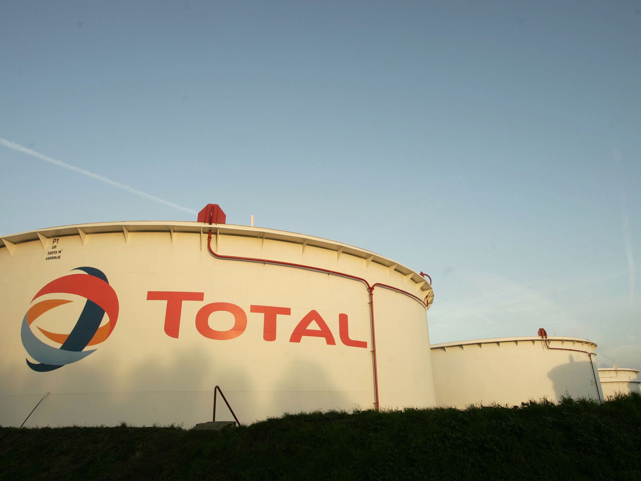 Total’s loss for the final three months of 2014, following a $2.2 billion profit the previous year, came after a $6.5 billion writedown covering its Canadian oil sands and US shale gas businesses, and difficulties at its refining operations in Europe