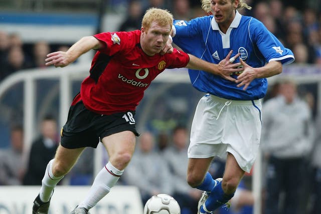 Paul Scholes (left) and Robbie Savage tussle for the ball in 2004