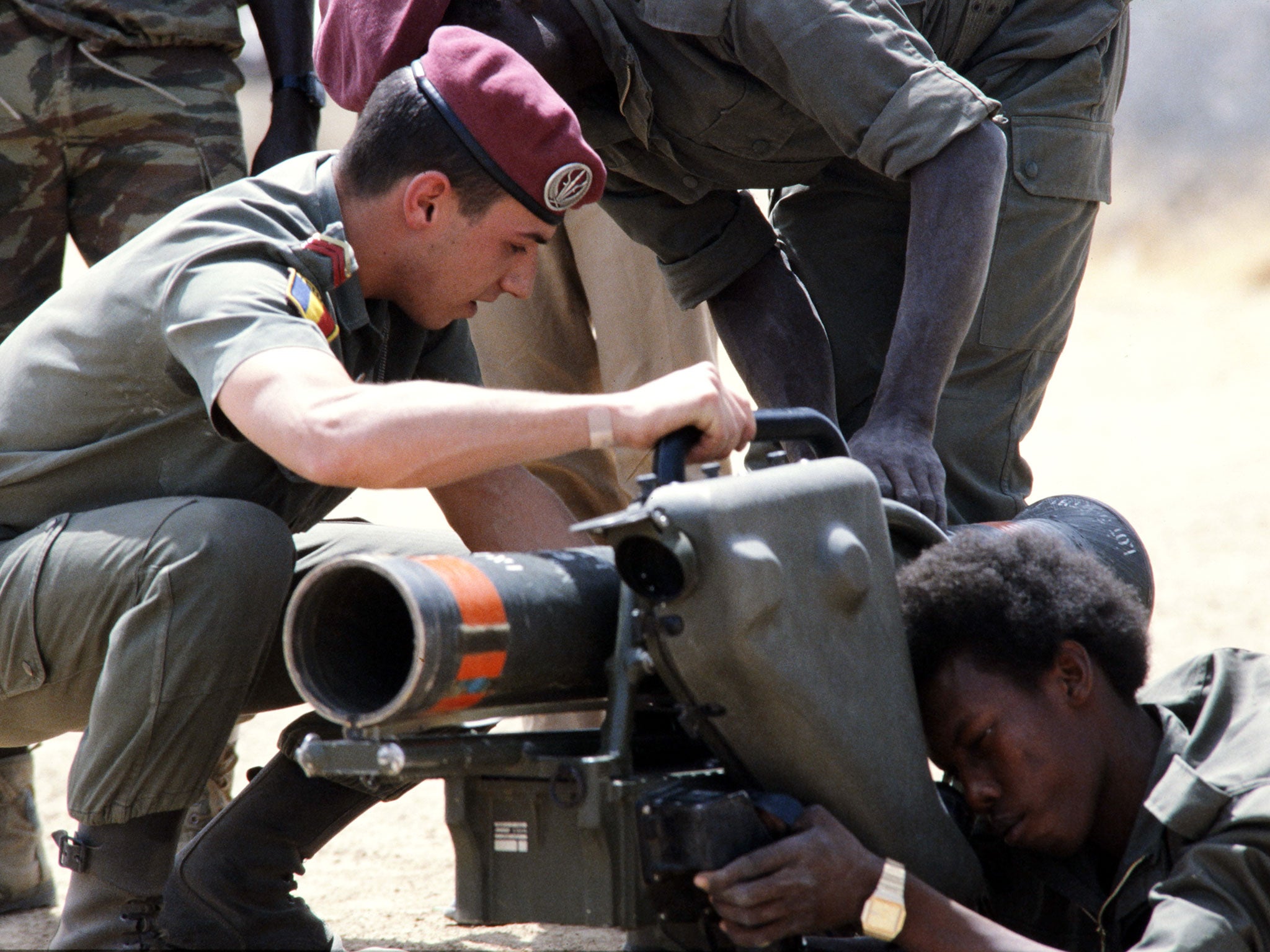 A French soldier demonstrates how to use an anti-tank missile to Chadian soldiers during the war with Libya in 1986