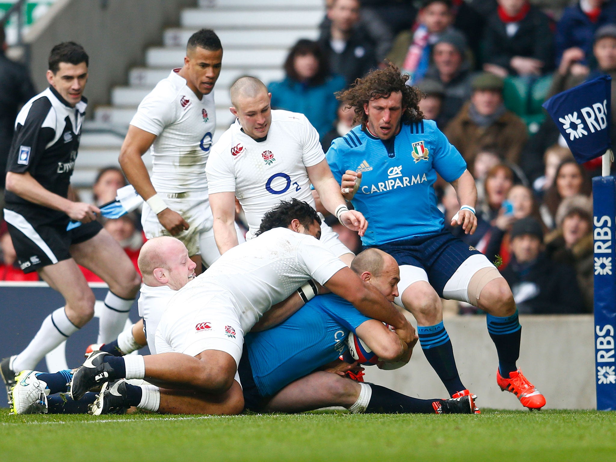 Sergio Parisse scores for Italy