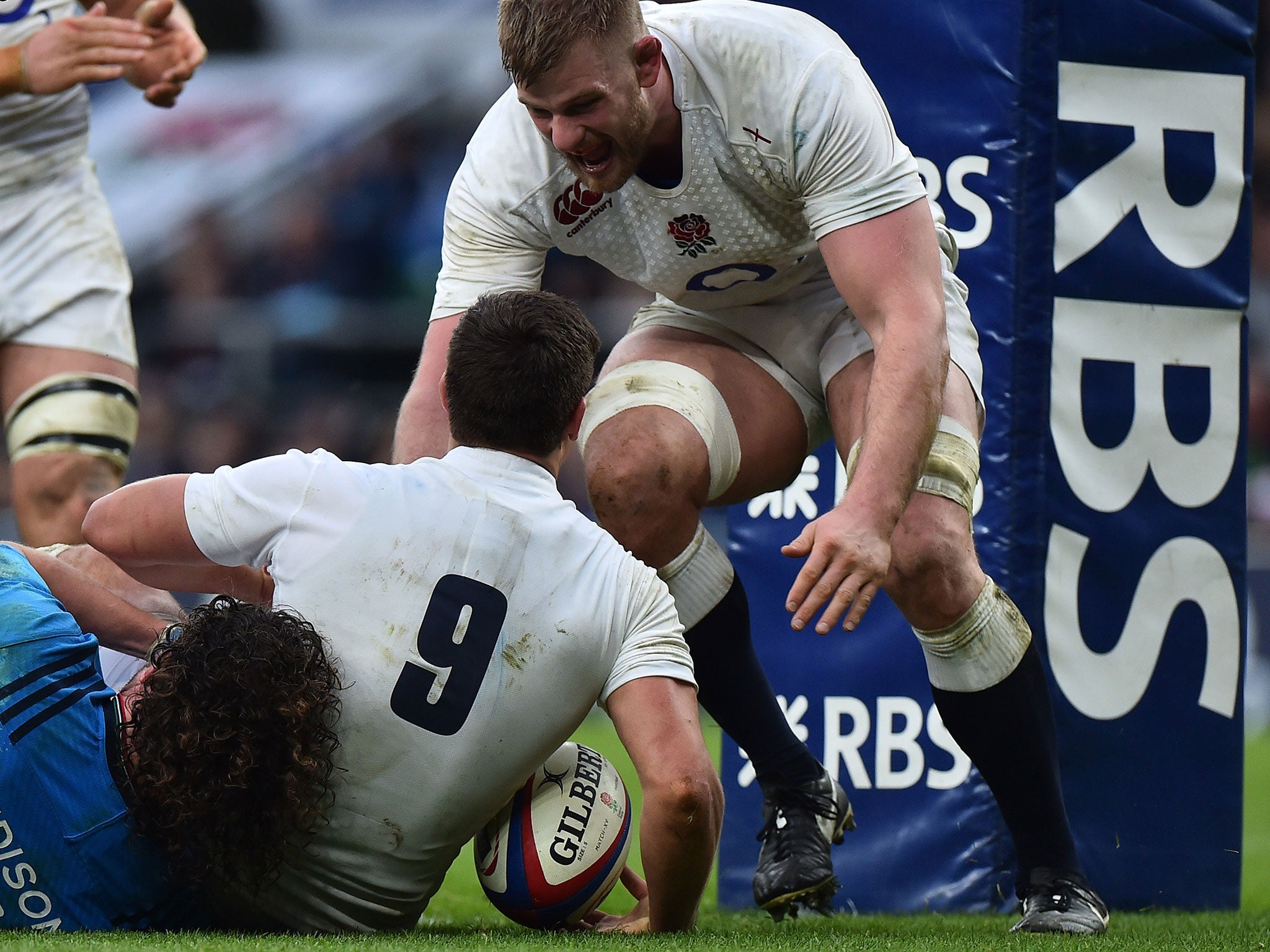 George Kruis celebrates with Ben Youngs after scoring