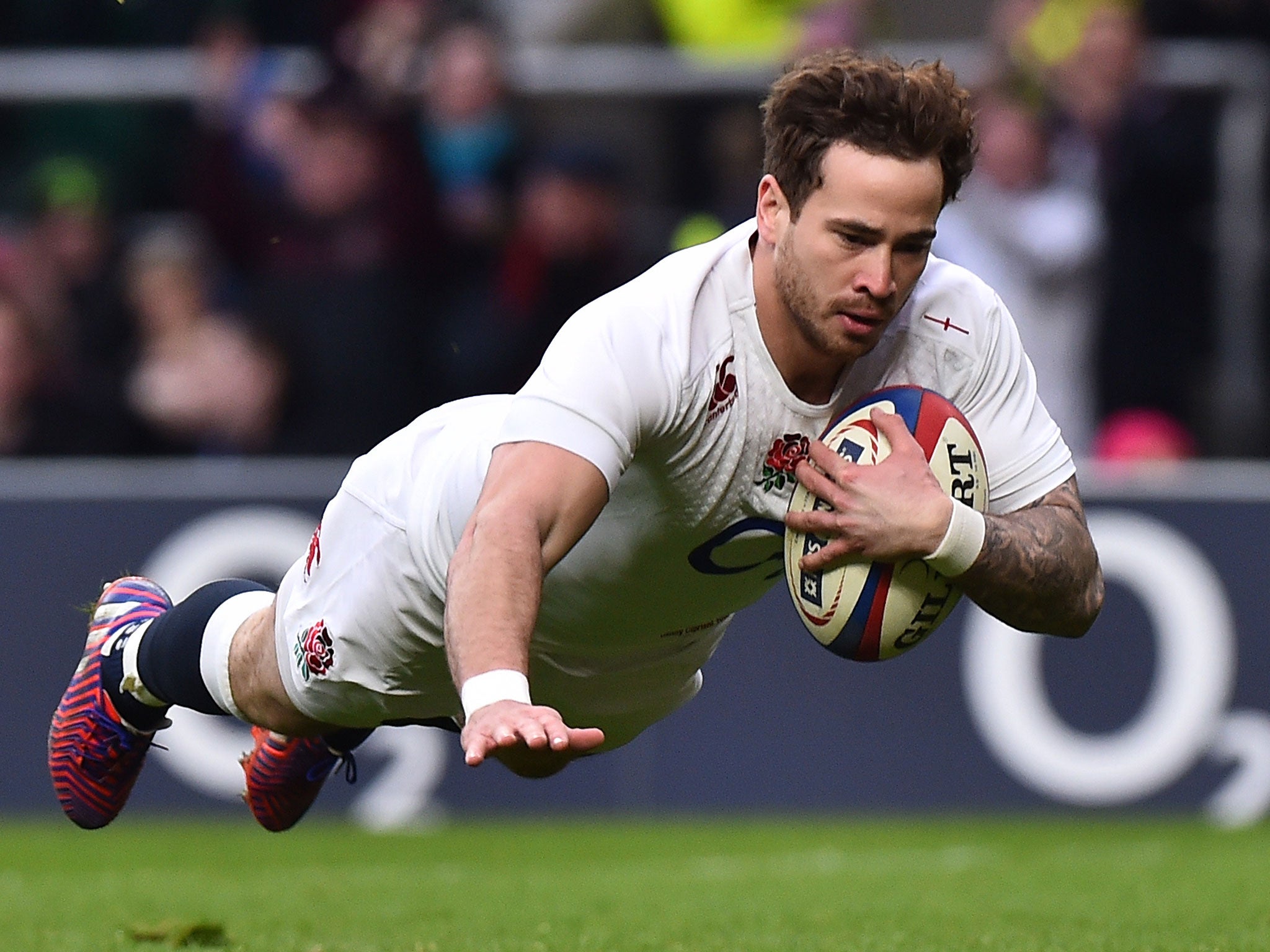 Danny Cipriani dives over the line to score a try