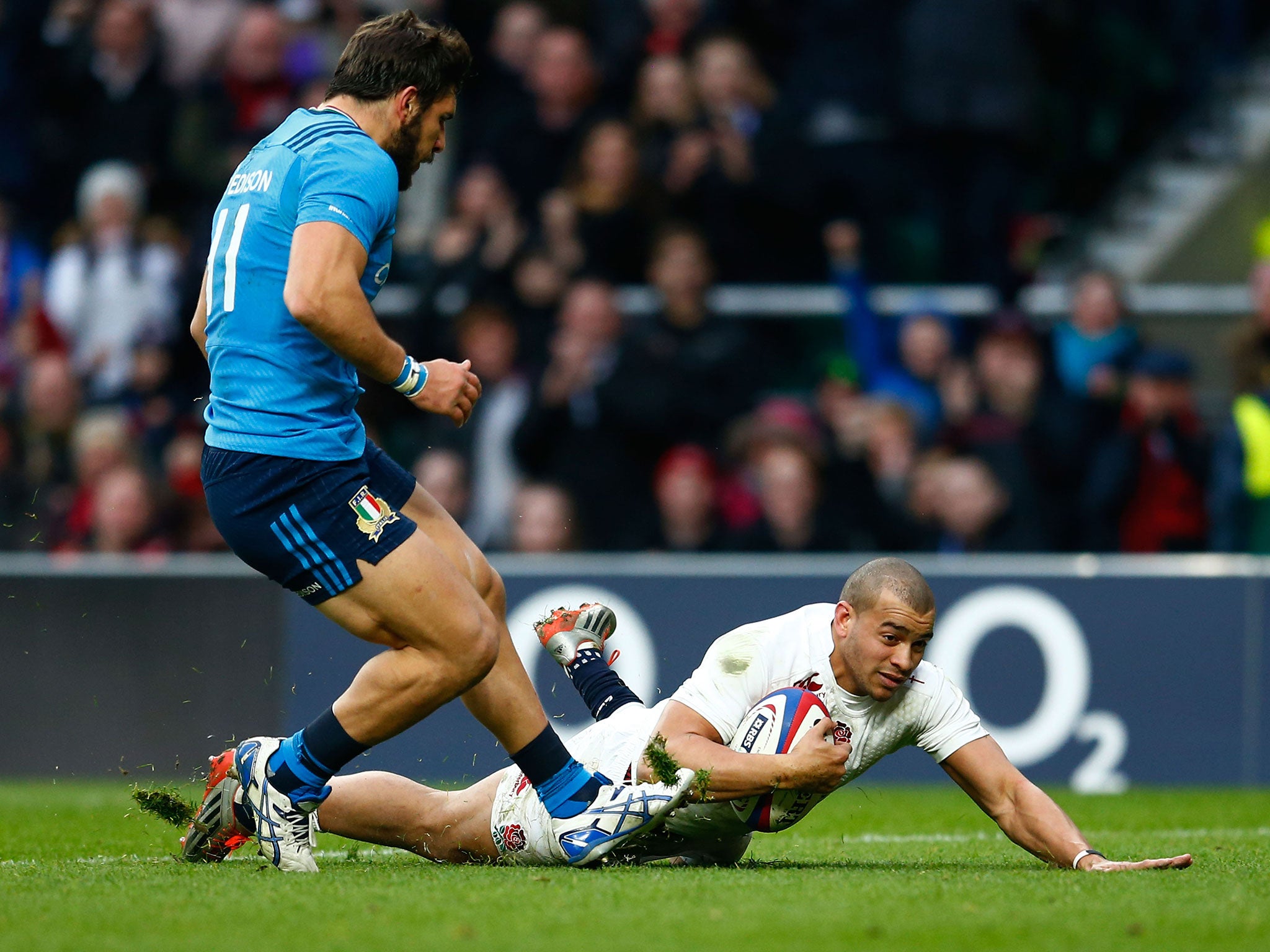 Jonathan Joseph scores his second try against Italy