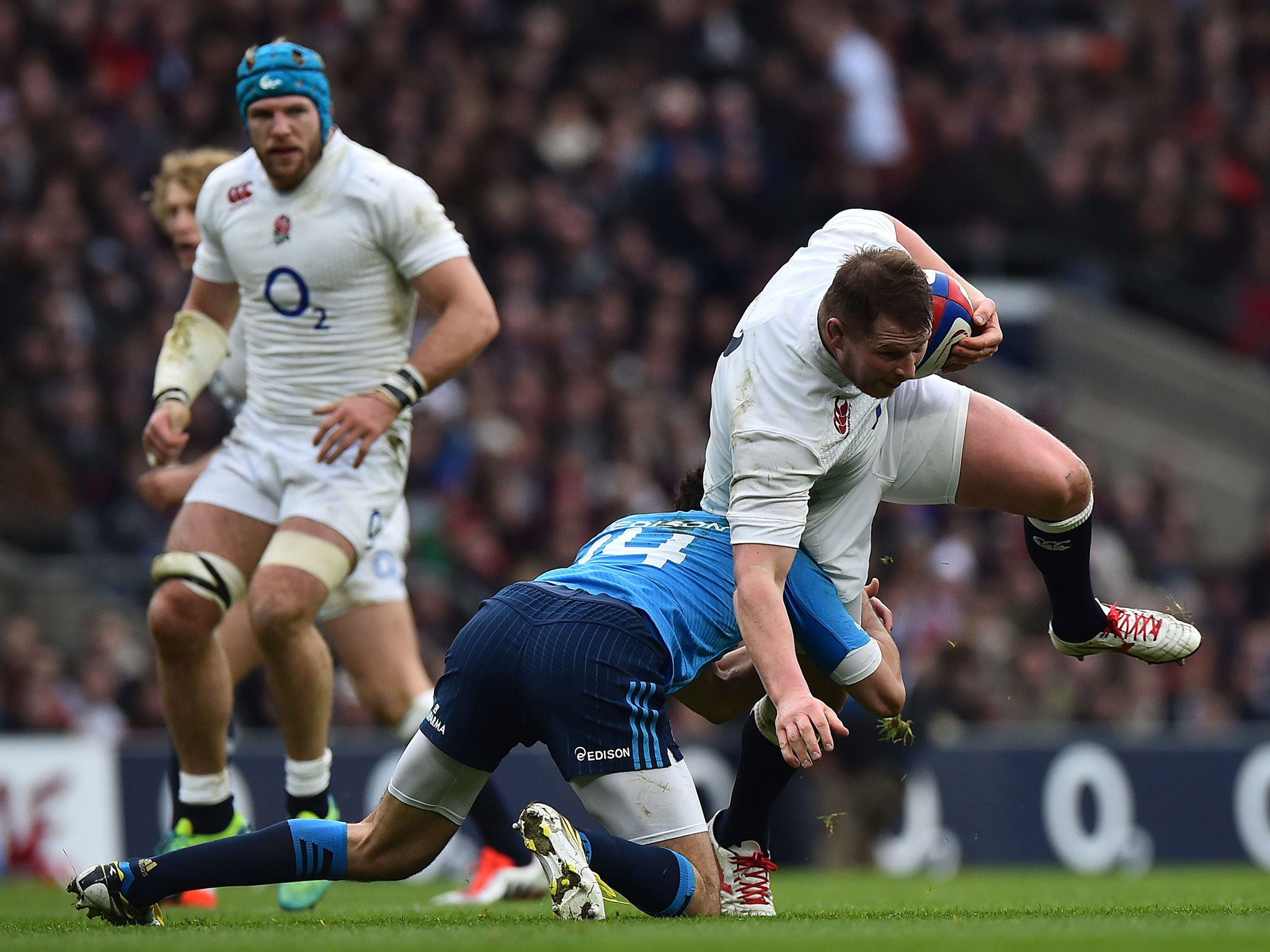 Dylan Hartley evades the tackle of Giovanbattista Venditti