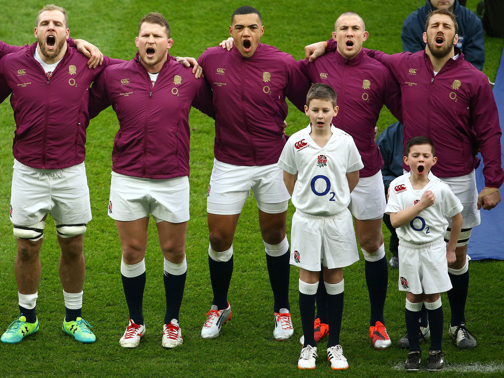 Harry Westlake (r) sings the national anthem with the England rugby team