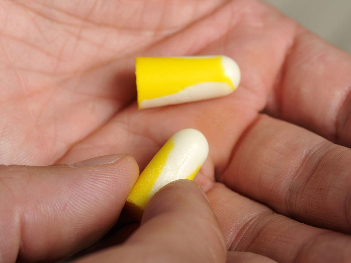 Mother hands out 200 sets of earplugs on flight with newborn baby