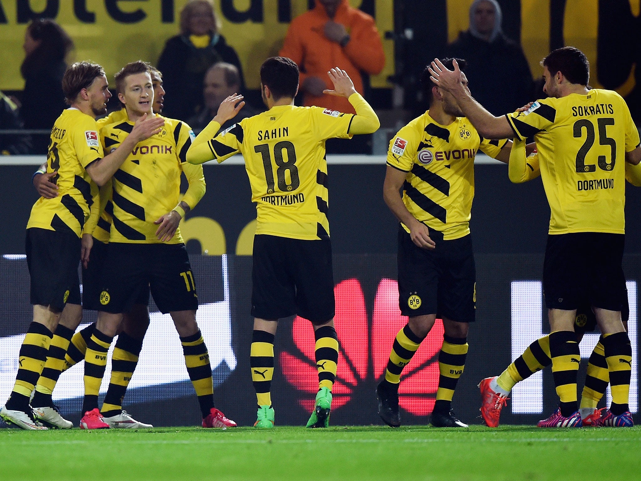 Dortmund players celebrate Reus' goal against Mainz