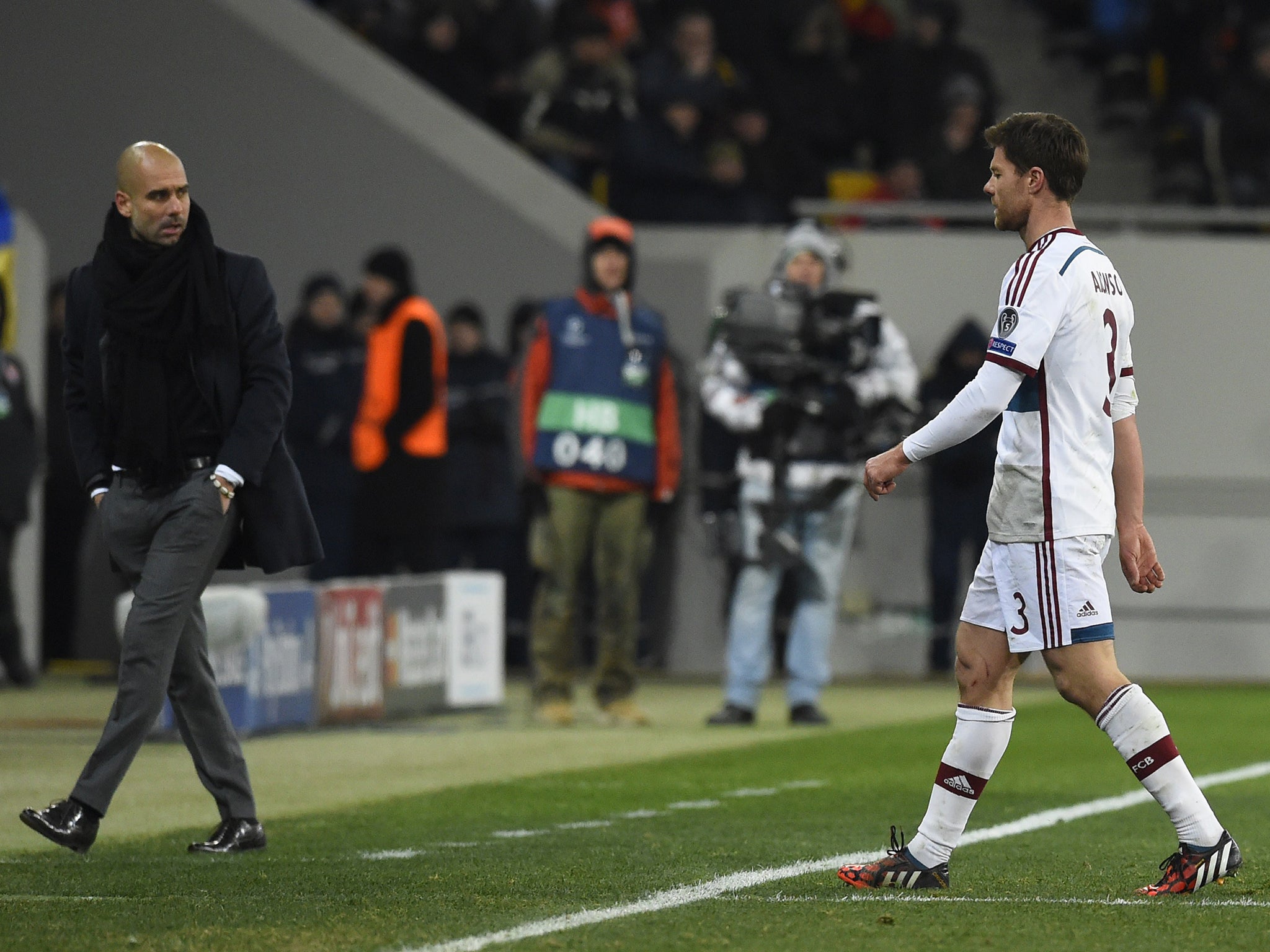 Bayern Munich's Spanish midfielder Xabi Alonso leaves the pitch after being shown a red card