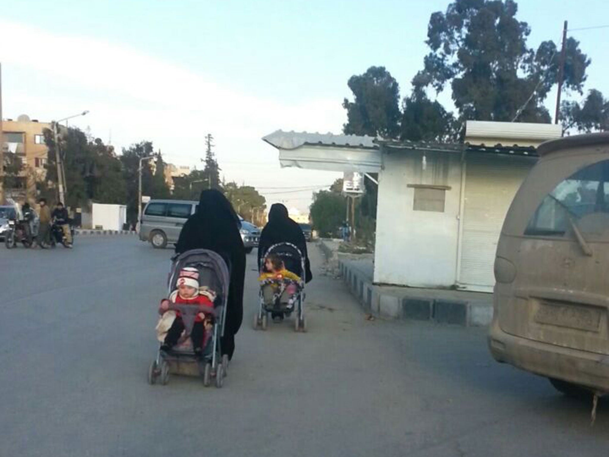 Women with their children in Raqqa (Pic: Raqqa is being Slaughtered Silently)