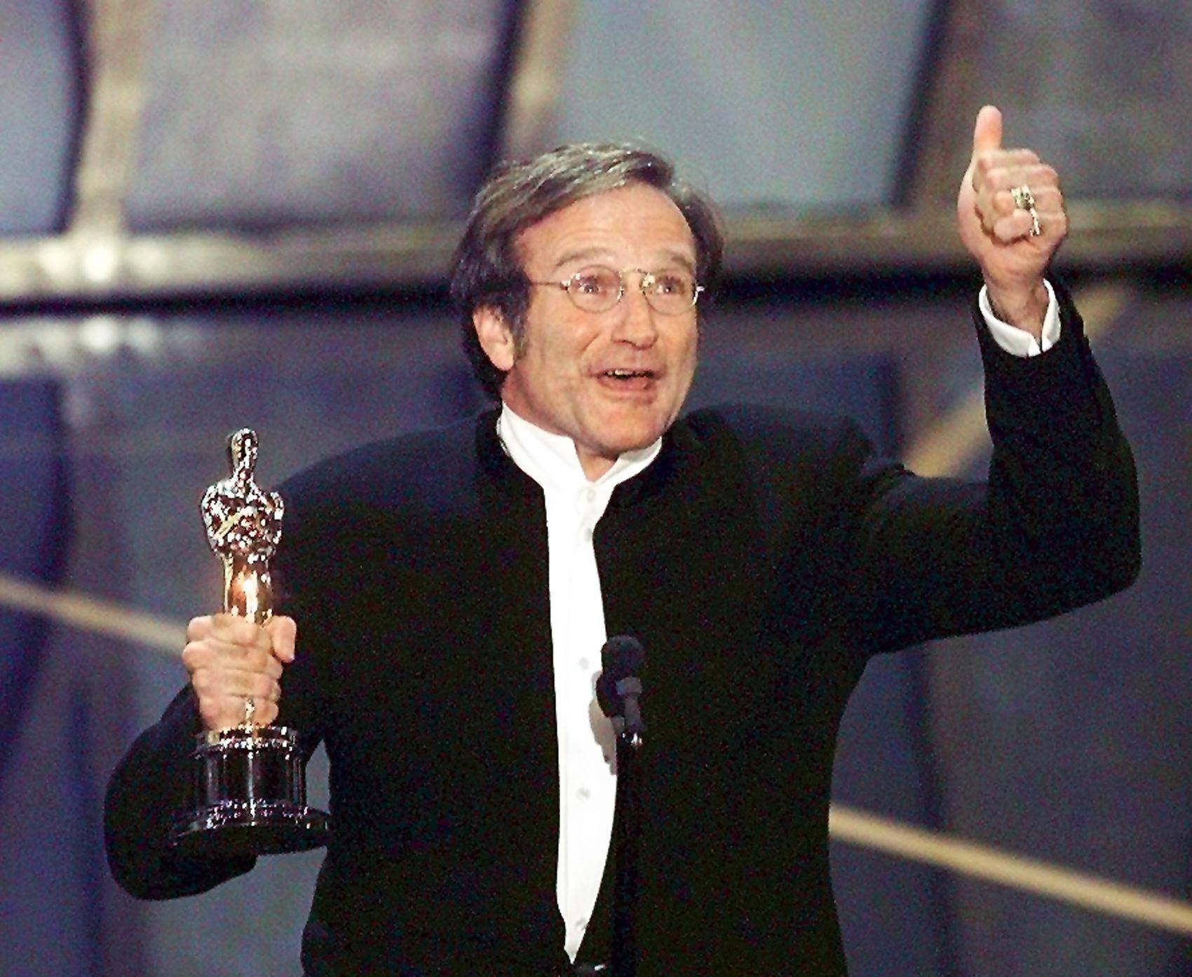 Robin Williams with his Oscar for ‘Good Will Hunting’ in 1998