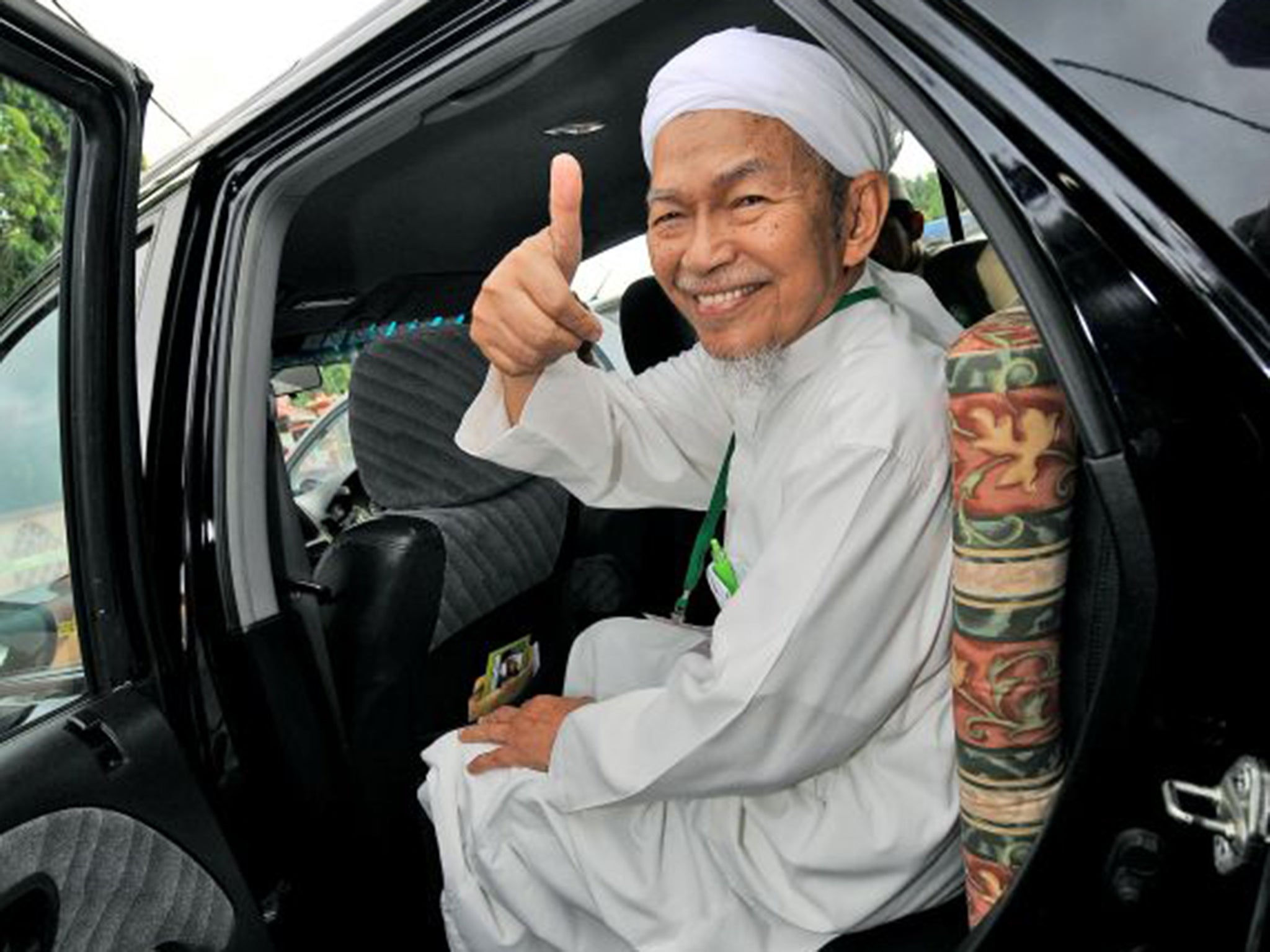 exprimir Experto ligeramente Nik Abdul Aziz Nik Mat: Malaysian opposition leader and Muslim cleric who  imposed Islamic law as state legislator of Kelantan | The Independent | The  Independent
