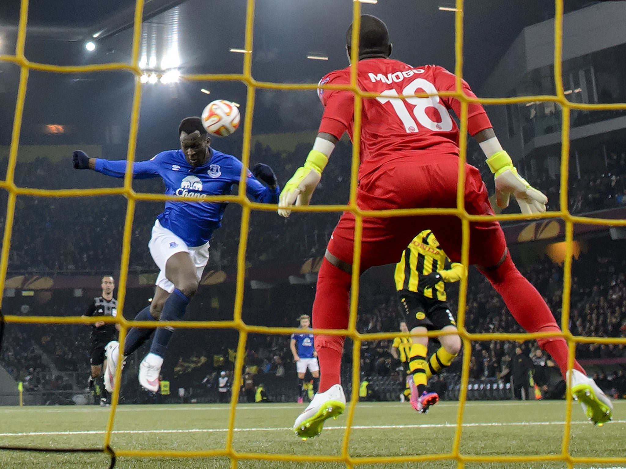 Everton's Romelu Lukaku heads the ball in front of Young Boys' goalkeeper