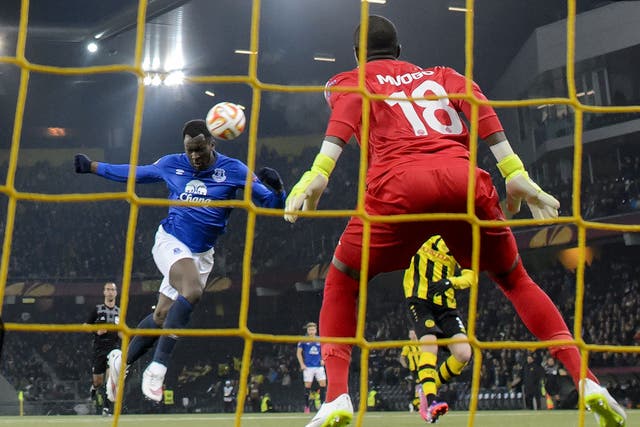 Everton's Romelu Lukaku heads the ball in front of Young Boys' goalkeeper