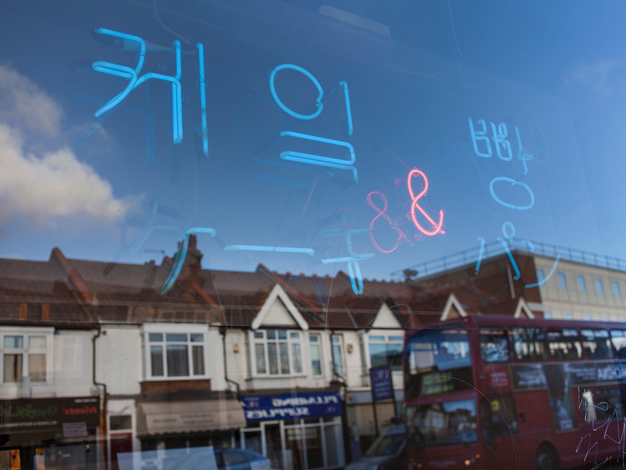 Korean lettering on a shop window (Eugenio Grosso)