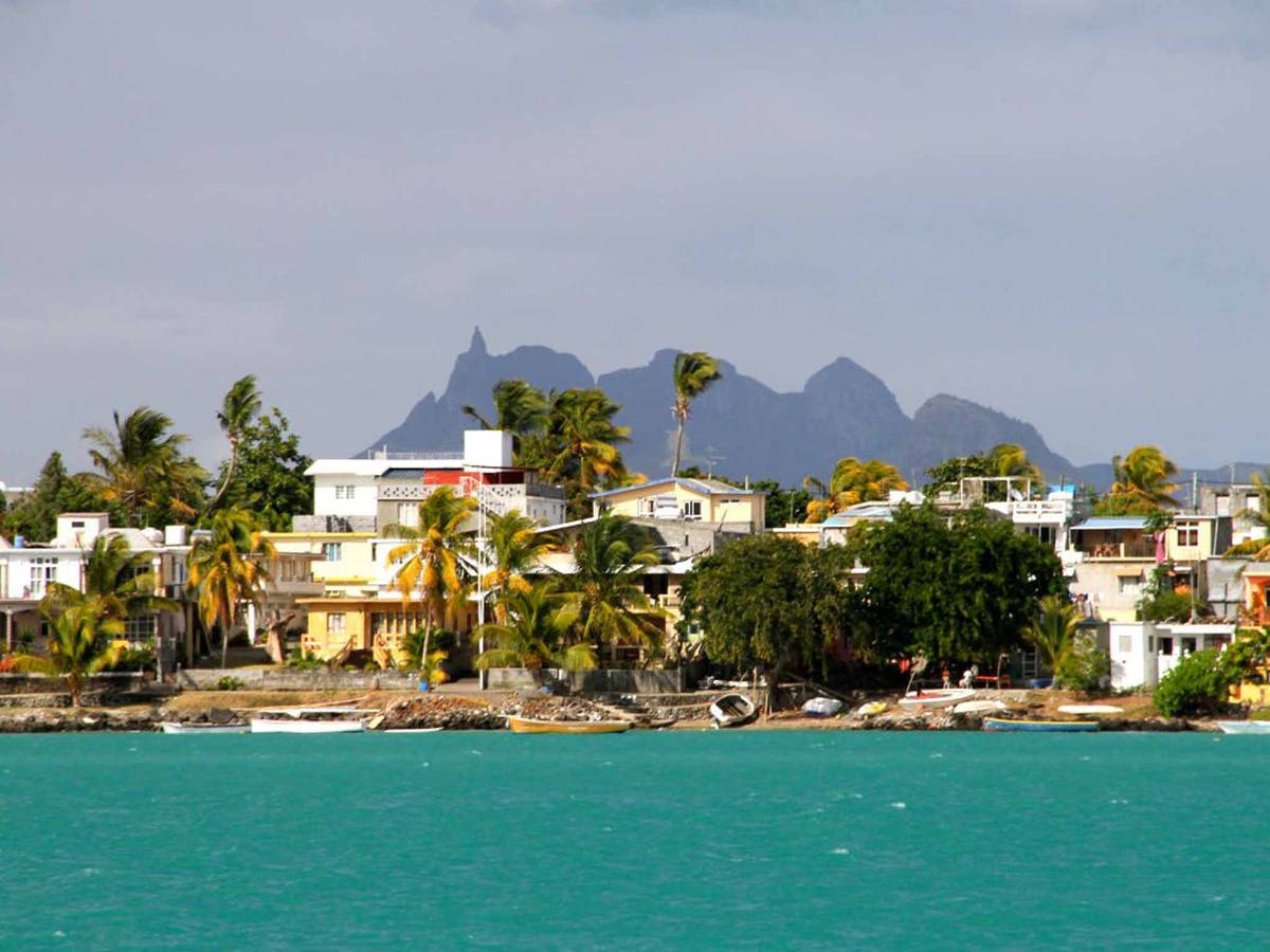 Mixed island. Маврикий реюнион. Реюньон остров столица. Маврикий и Реюньон. Реюньон жители.