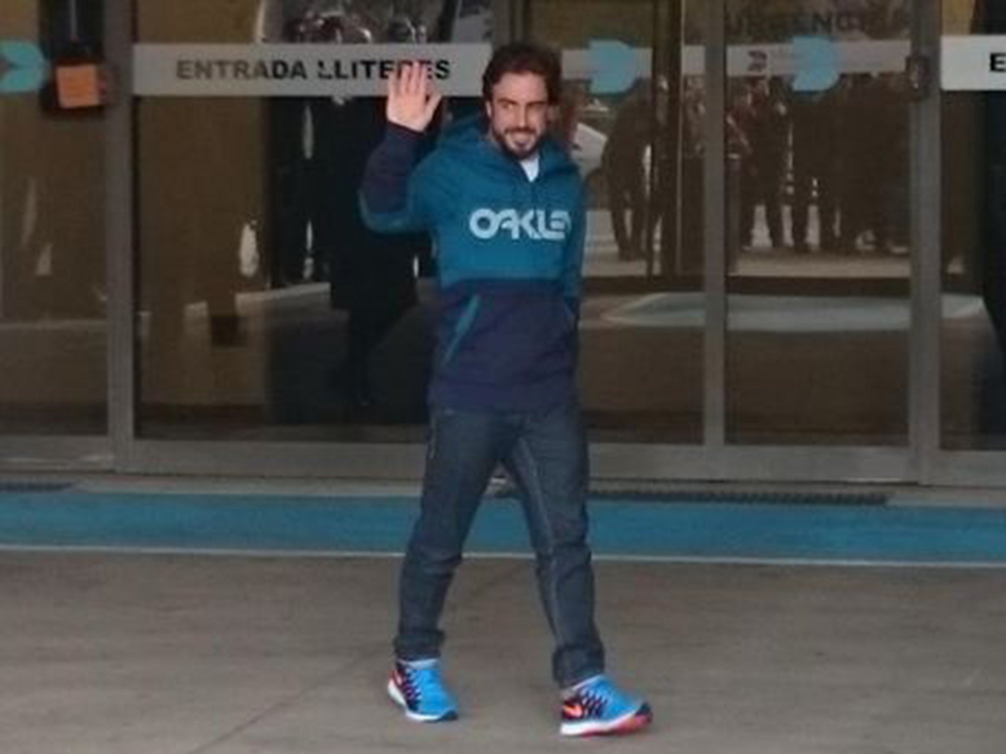 Alonso waves as he leaves hospital