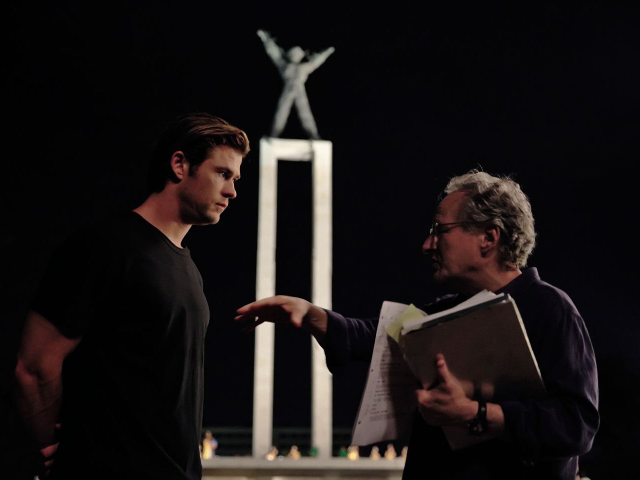 Chris Hemsworth and Michael Mann on the ‘Blackhat’ set