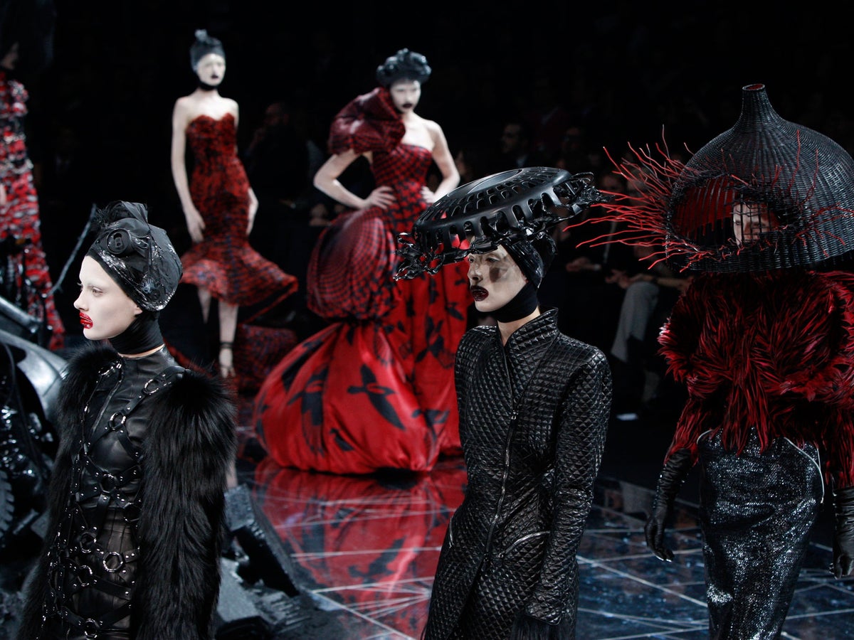 how does alexander mcqueen clothing fit