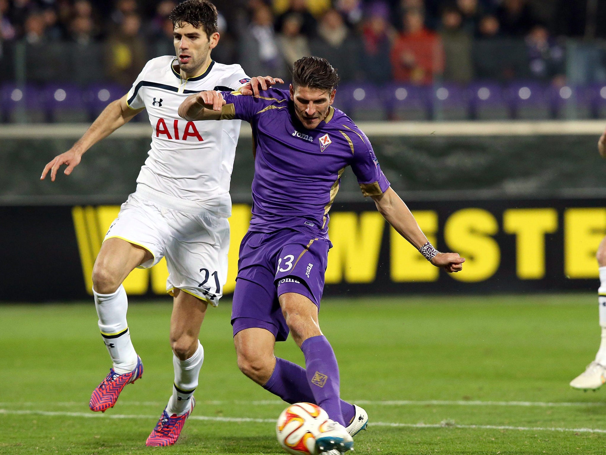 Fiorentina’s Mario Gomez holds off Federico Fazio, of Tottenham, to open the scoring last night