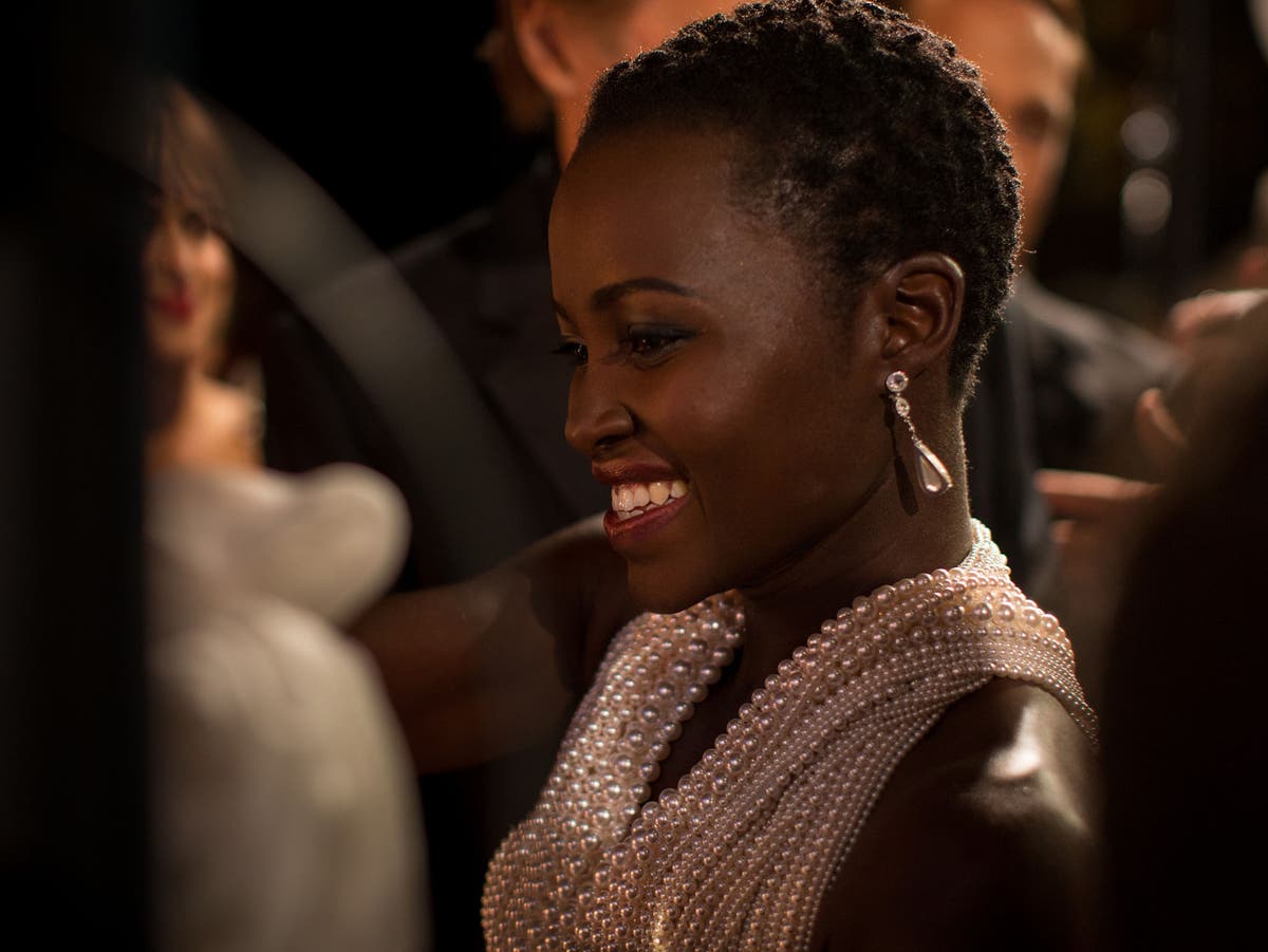 Lupita Nyongos 150000 Oscars Dress Stolen Police Investigate Disappearance Of 6000 Pearl 2783