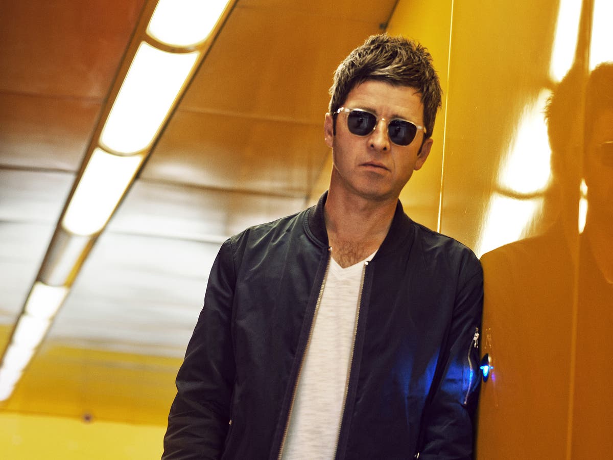 Noel gallagher's high flying birds in the heat of the moment. Noel gallagher 1998. Chasing yesterday. Chasing yesterday noel gallagher s high flying birds. Chasing yesterday ноэль галлахер обложка.