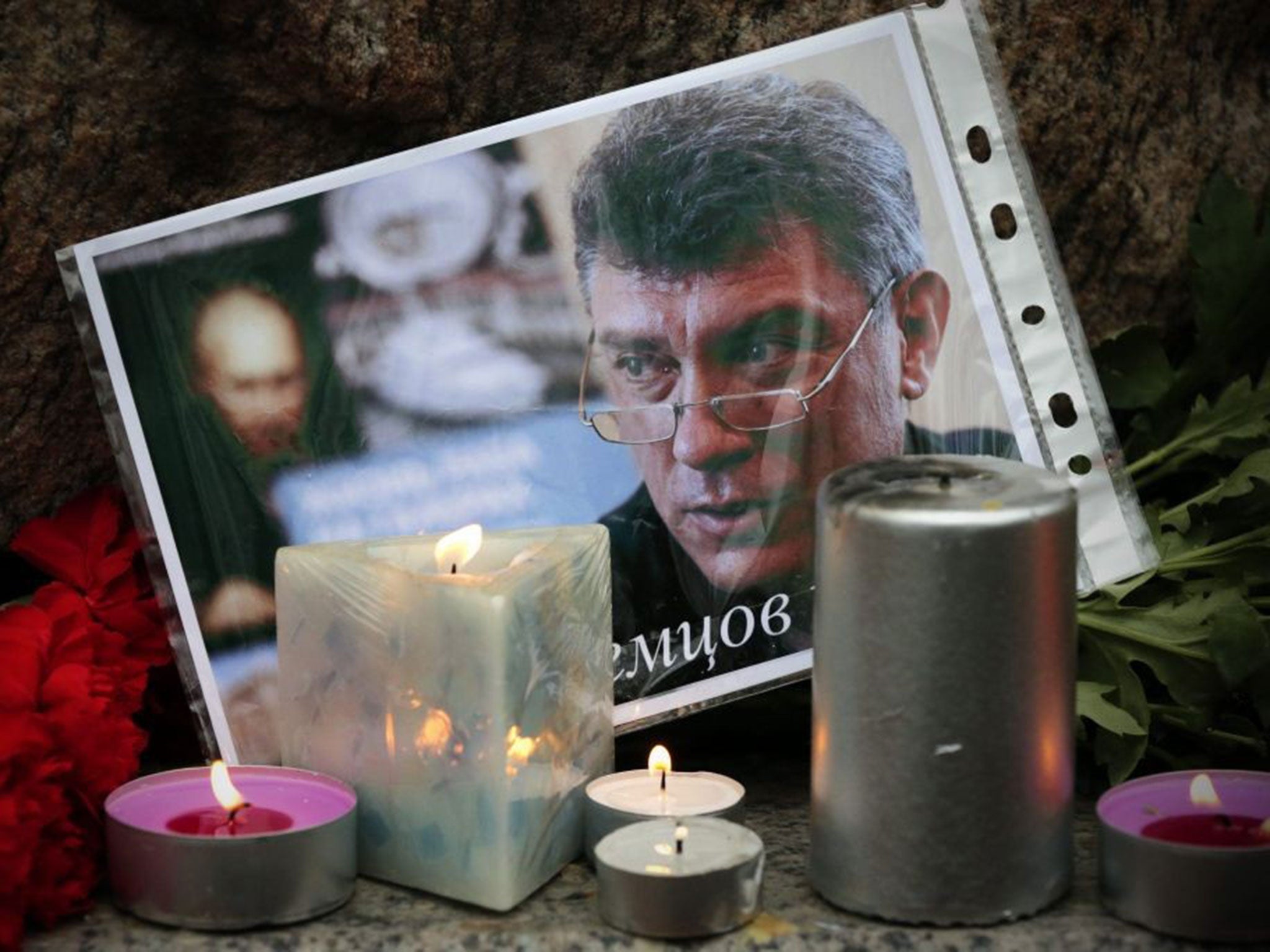 Russians lay flowers and light candles in memory of Boris Nemtsov at the monument of political prisoners 'Solovetsky Stone' in St. Petersburg, Russia, 28 February 2015.