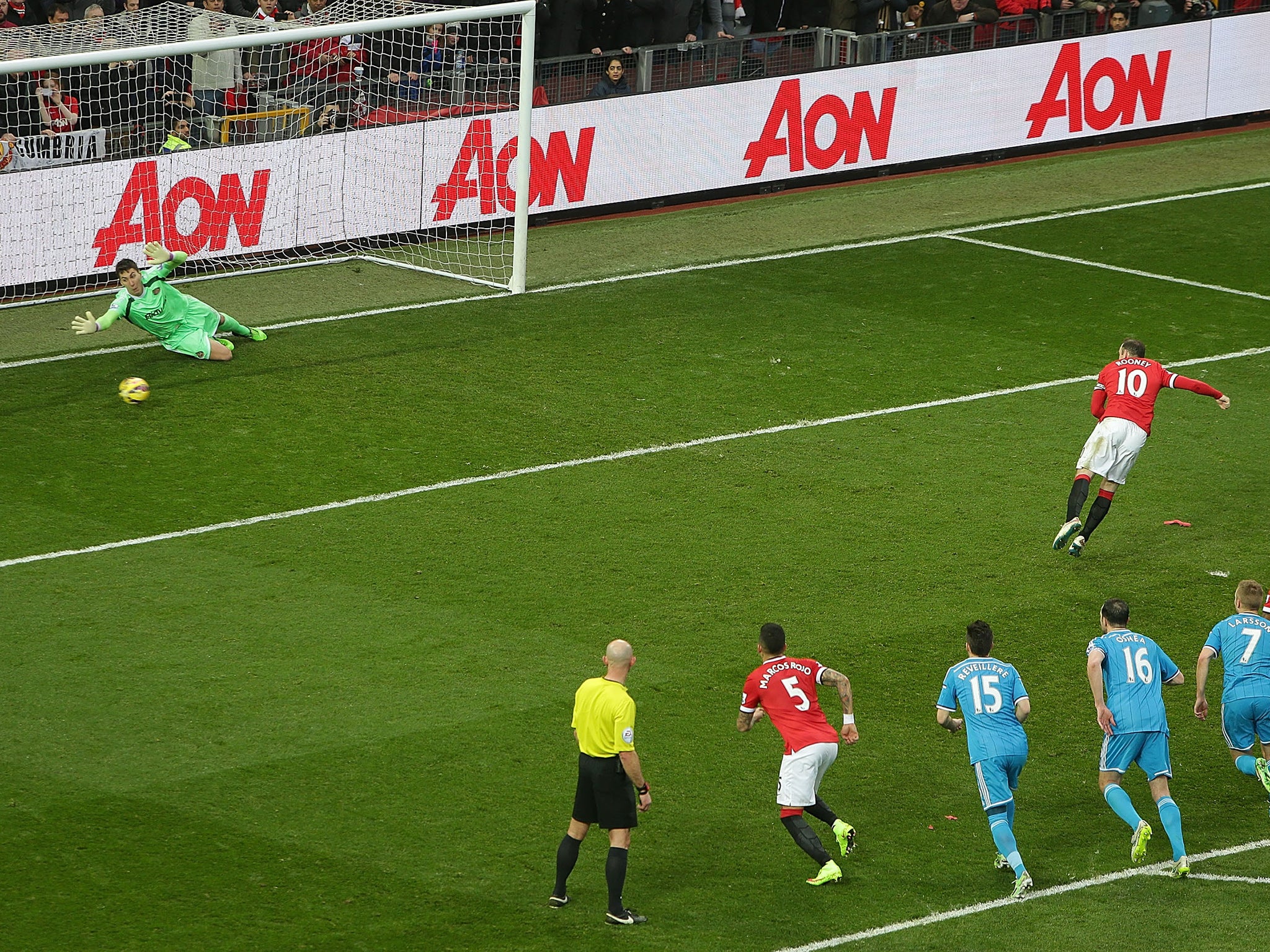 Rooney fires home a penalty to make it 1-0