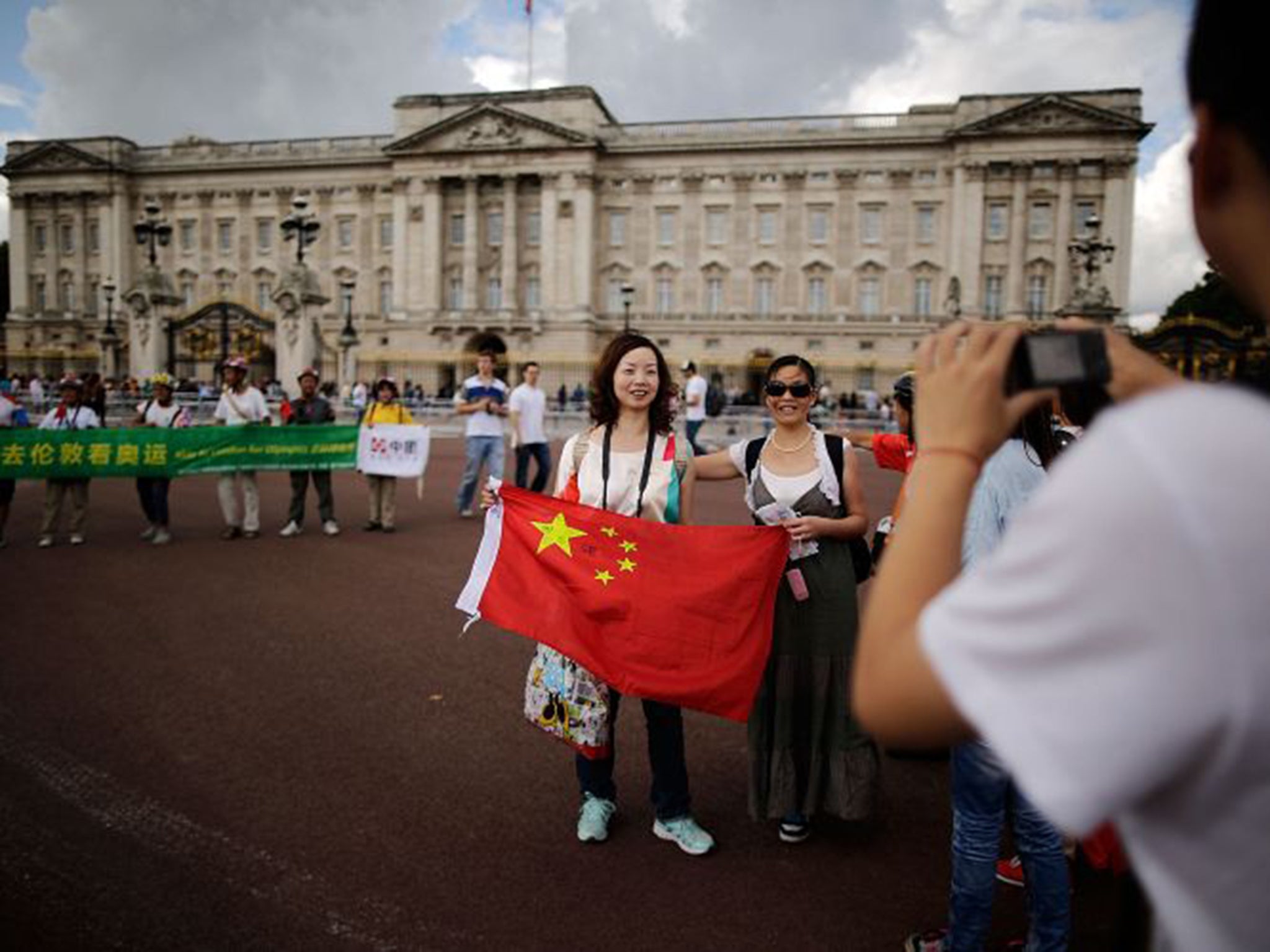 Chinese tourists to Britain spend four times more than does the average tourist