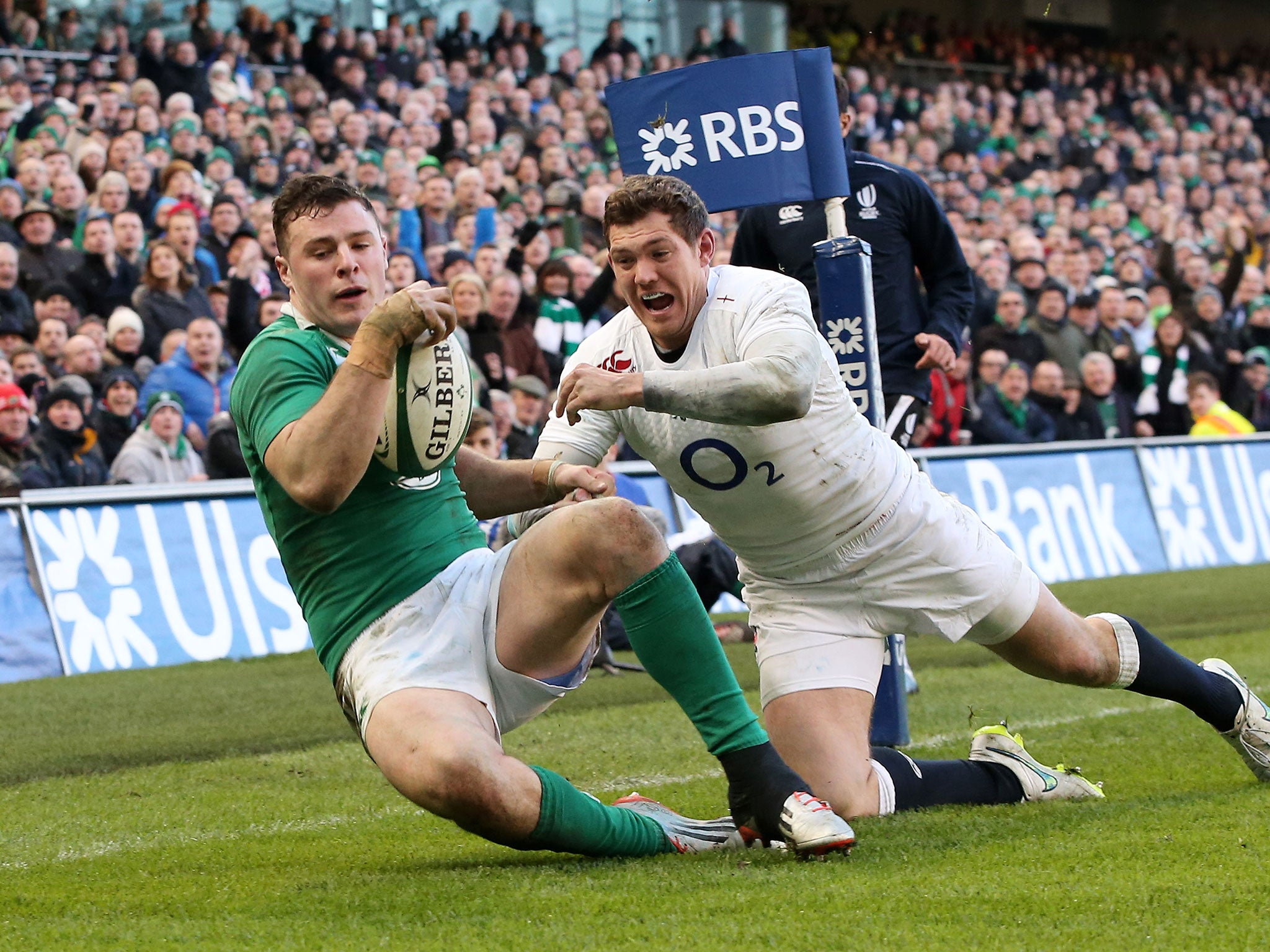 Robbie Henshaw crosses the line for Ireland
