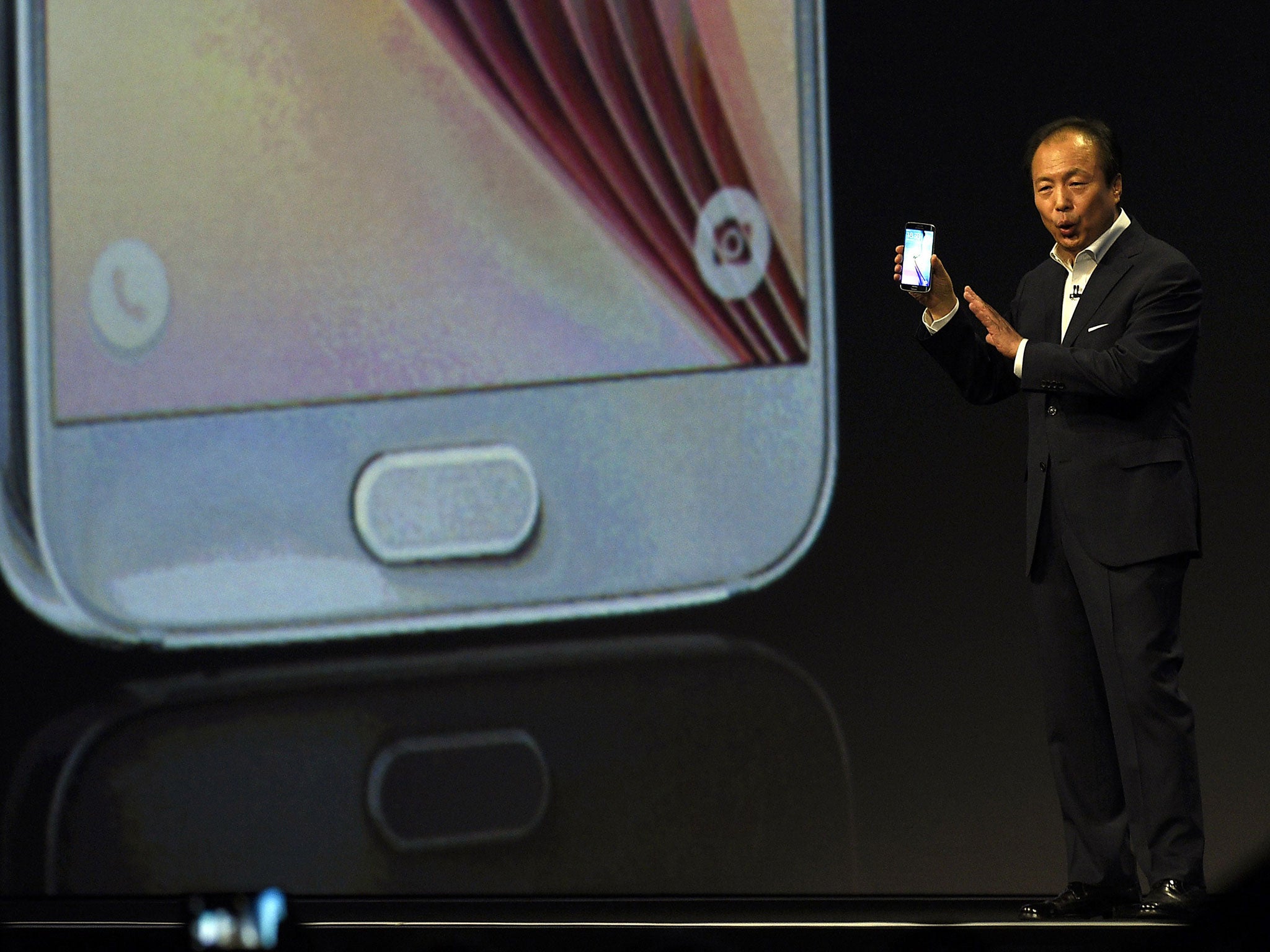 Samsung Electronics President and CEO JK Shin presents the Samsung Galaxy S6 during the 2014 Mobile World Congress in Barcelona