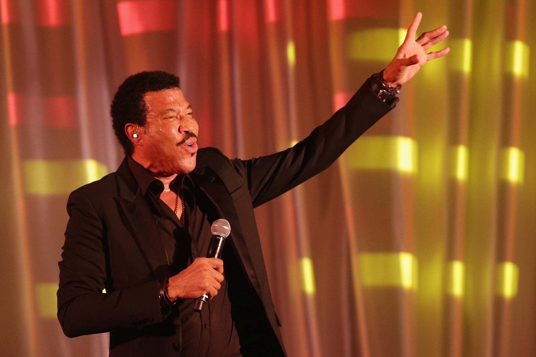 Lionel Ritchie performs on stage at The White House in 2014