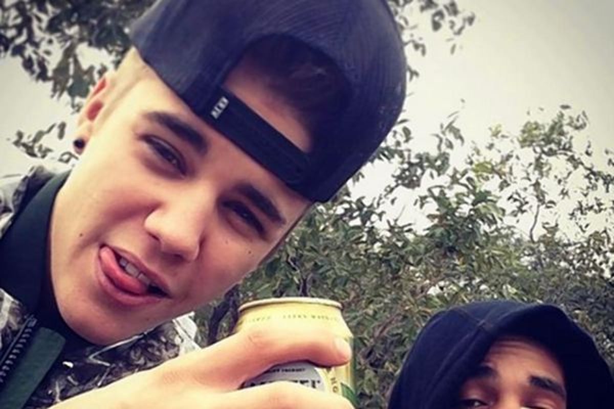 Justin Bieber が口ずけをして飲んだテキーラ。 Justin Bieber is 21: 21 times he definitely wasn't drunk before he