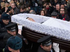 Thousands of mourners gather in Moscow to view Putin critic's body