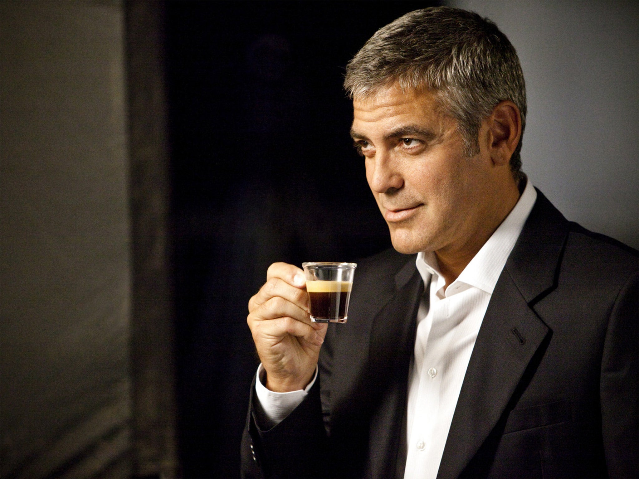 Выпить эспрессо. Джордж Клуни. Джордж Клуни Nespresso. Джордж Клуни реклама кофе. Реклама неспрессо с Джорджем Клуни.